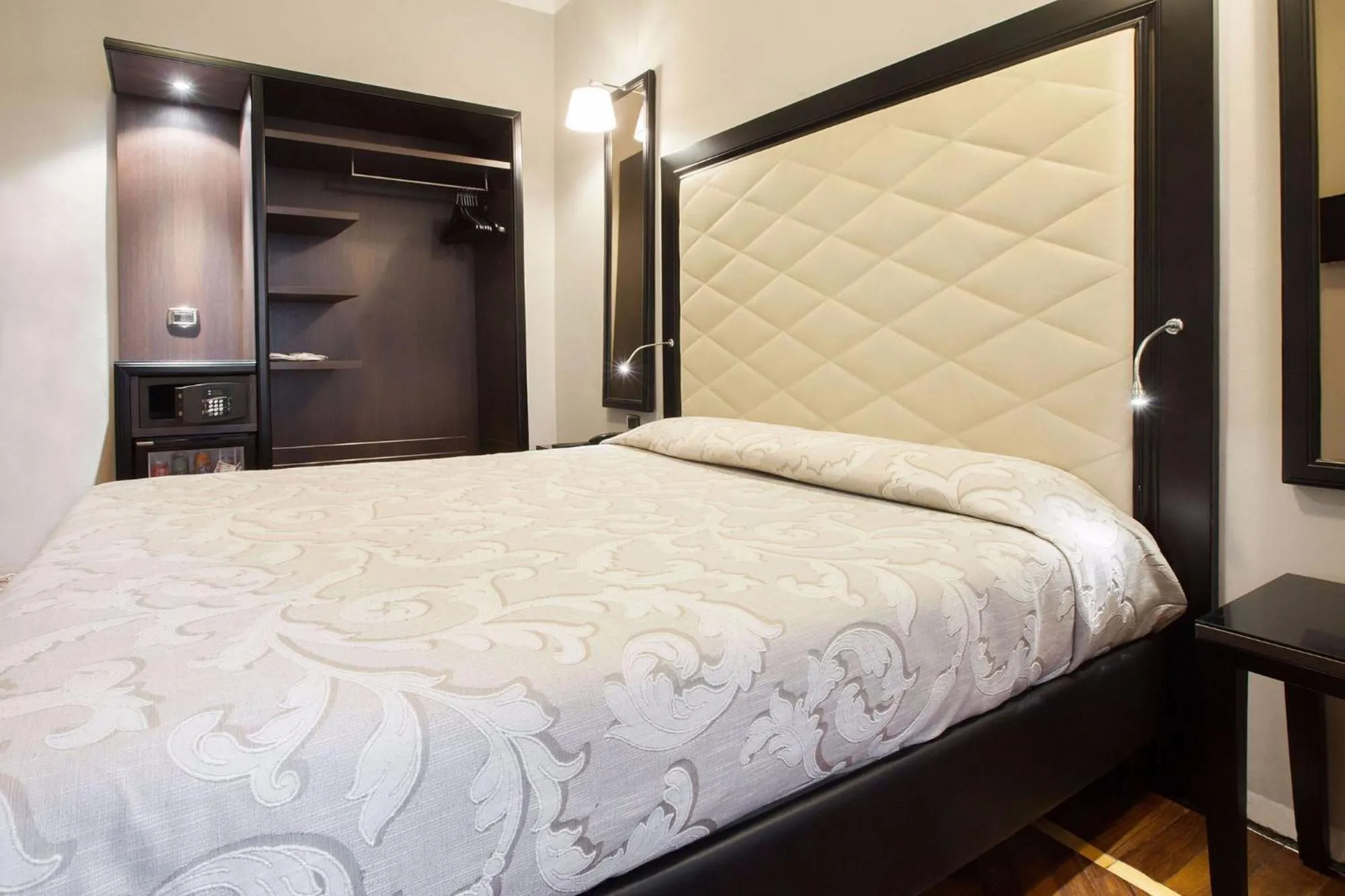 Bed in Hotel Lombardia