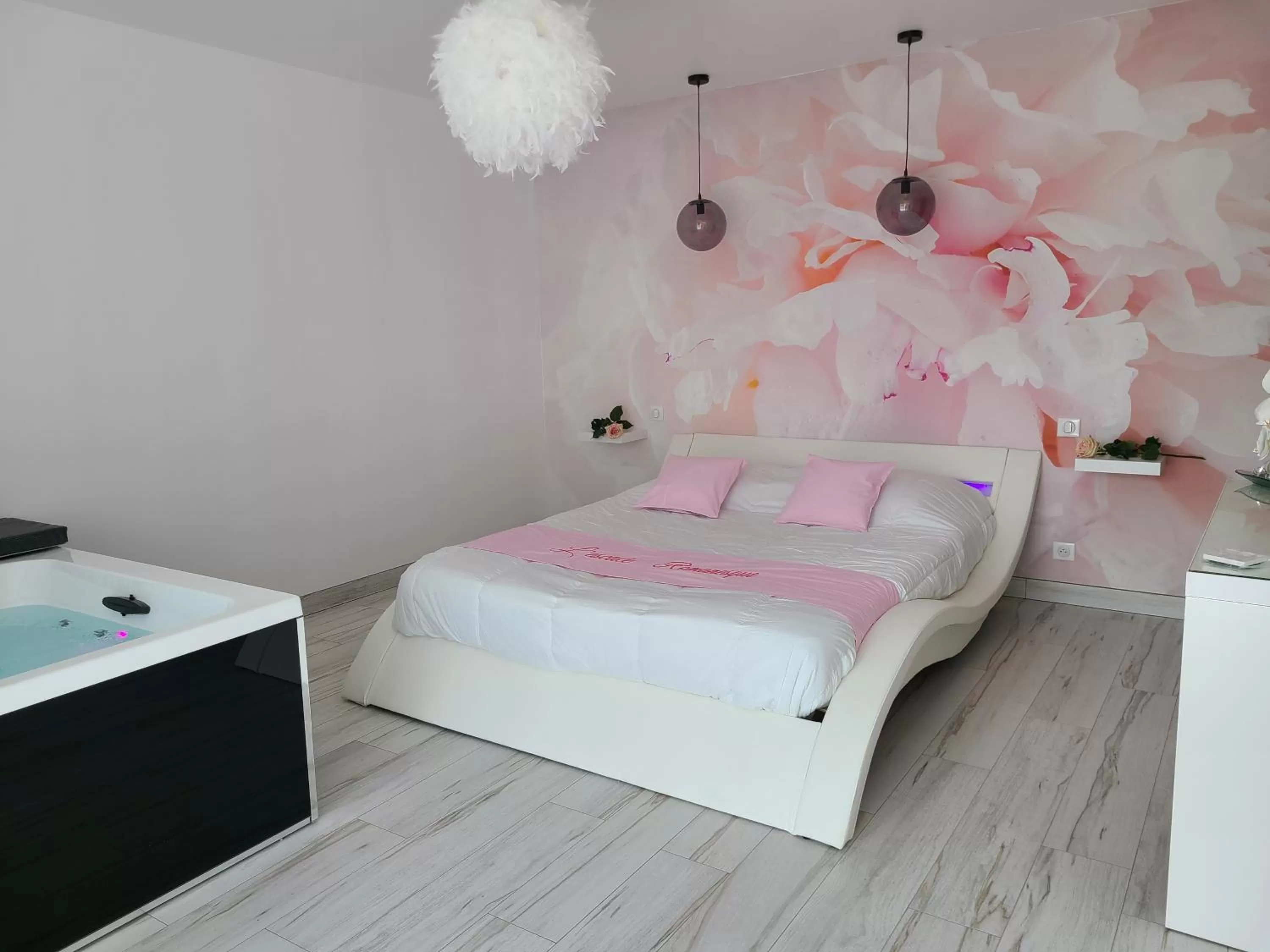 Photo of the whole room, Bed in L'escale Romanesque