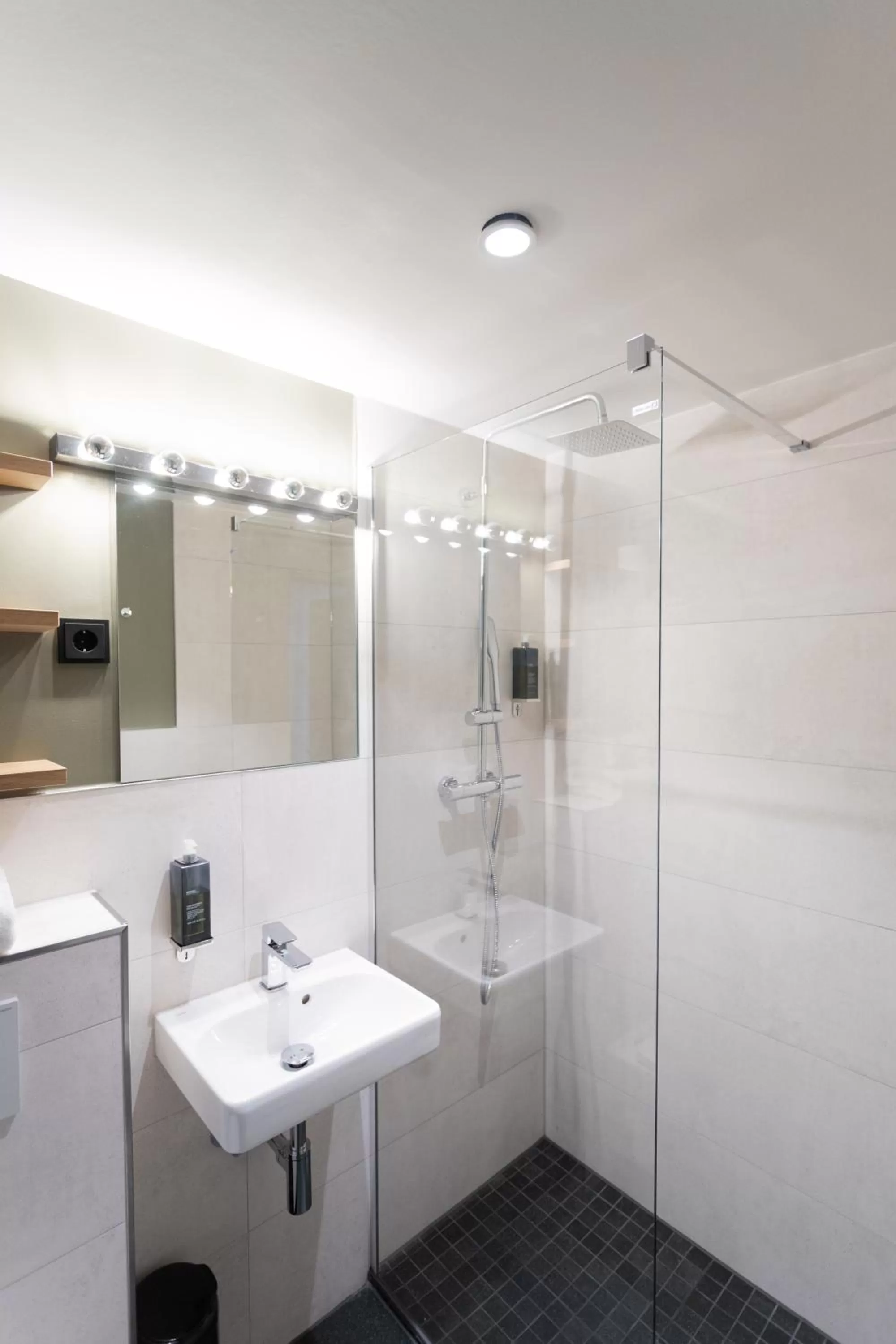 Bathroom in Munich Rooms Hotel