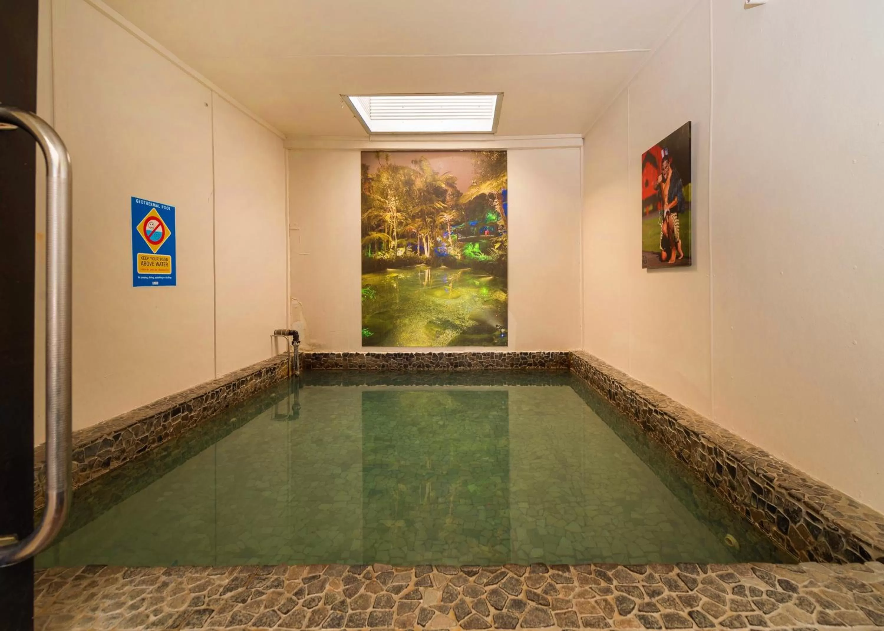 Hot Spring Bath in Red Rock Thermal Motel - Mineral Pool