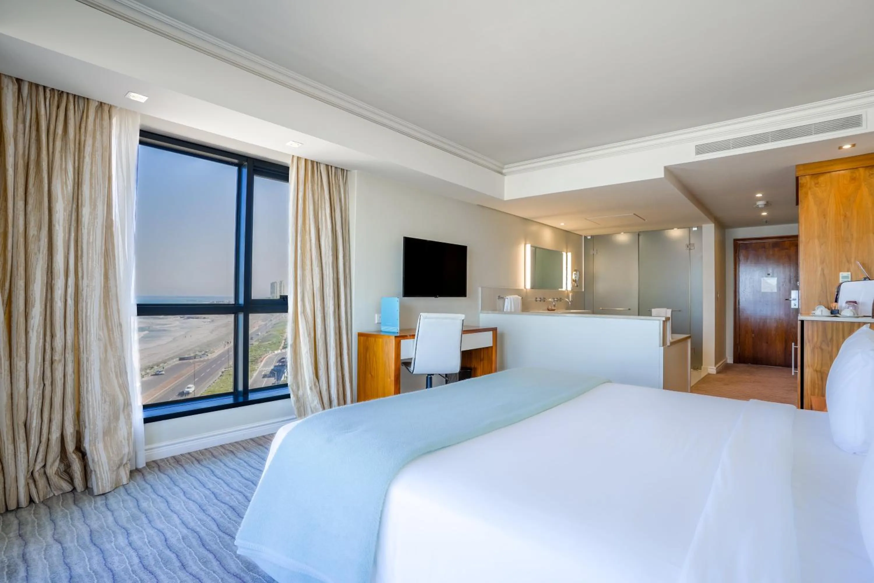 Bathroom, Bed in Blaauwberg Beach Hotel