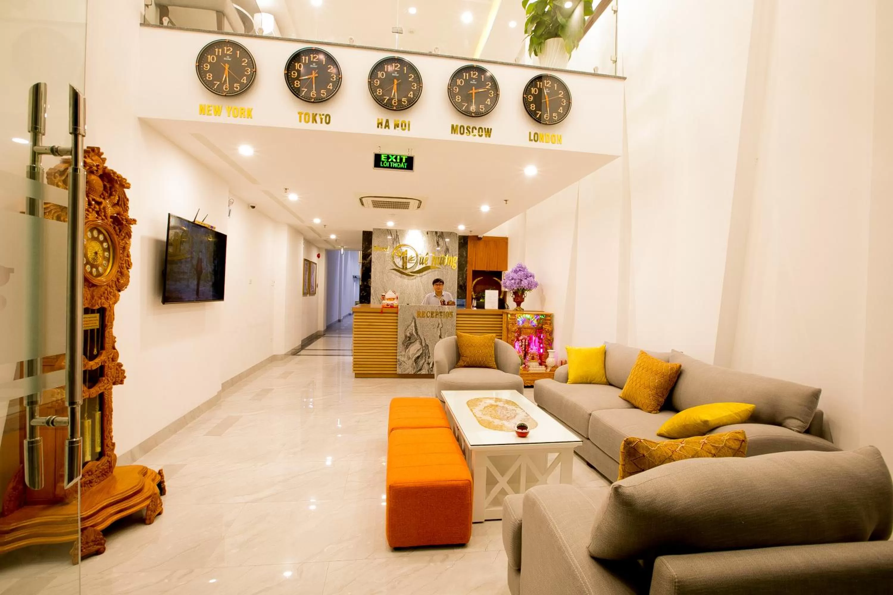 Communal lounge/ TV room in QUE HUONG HOTEL