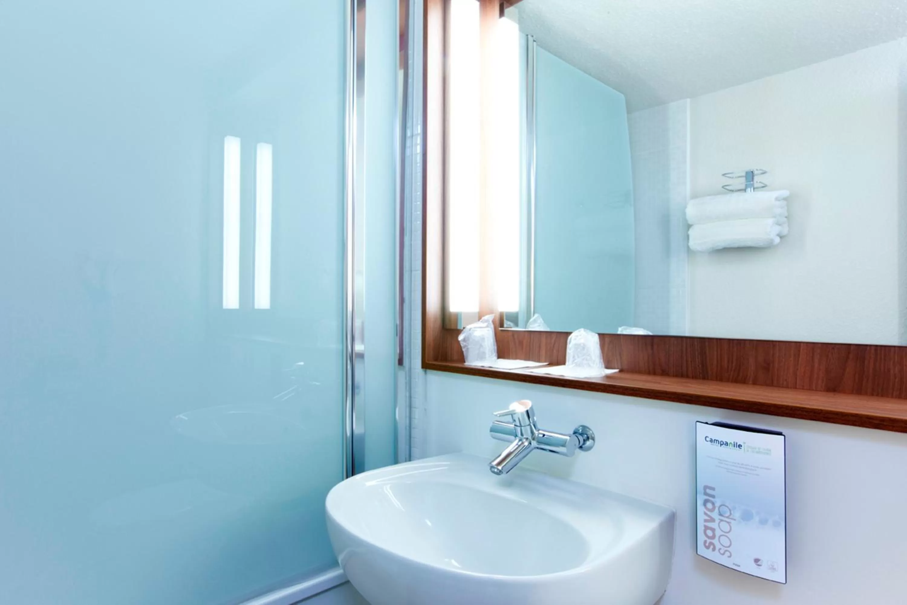 Bathroom in Campanile Metz Est Technopole - Restaurant