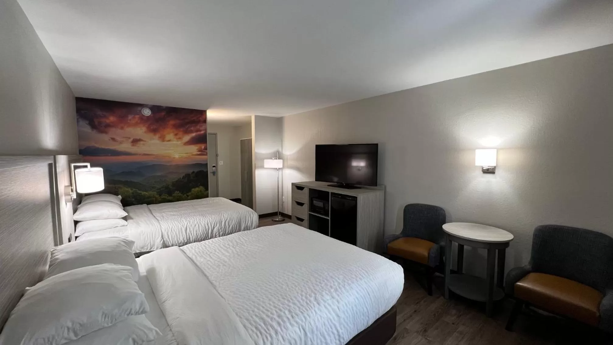 Photo of the whole room, Bed in Clarion Pointe Sylva near Cherokee Area