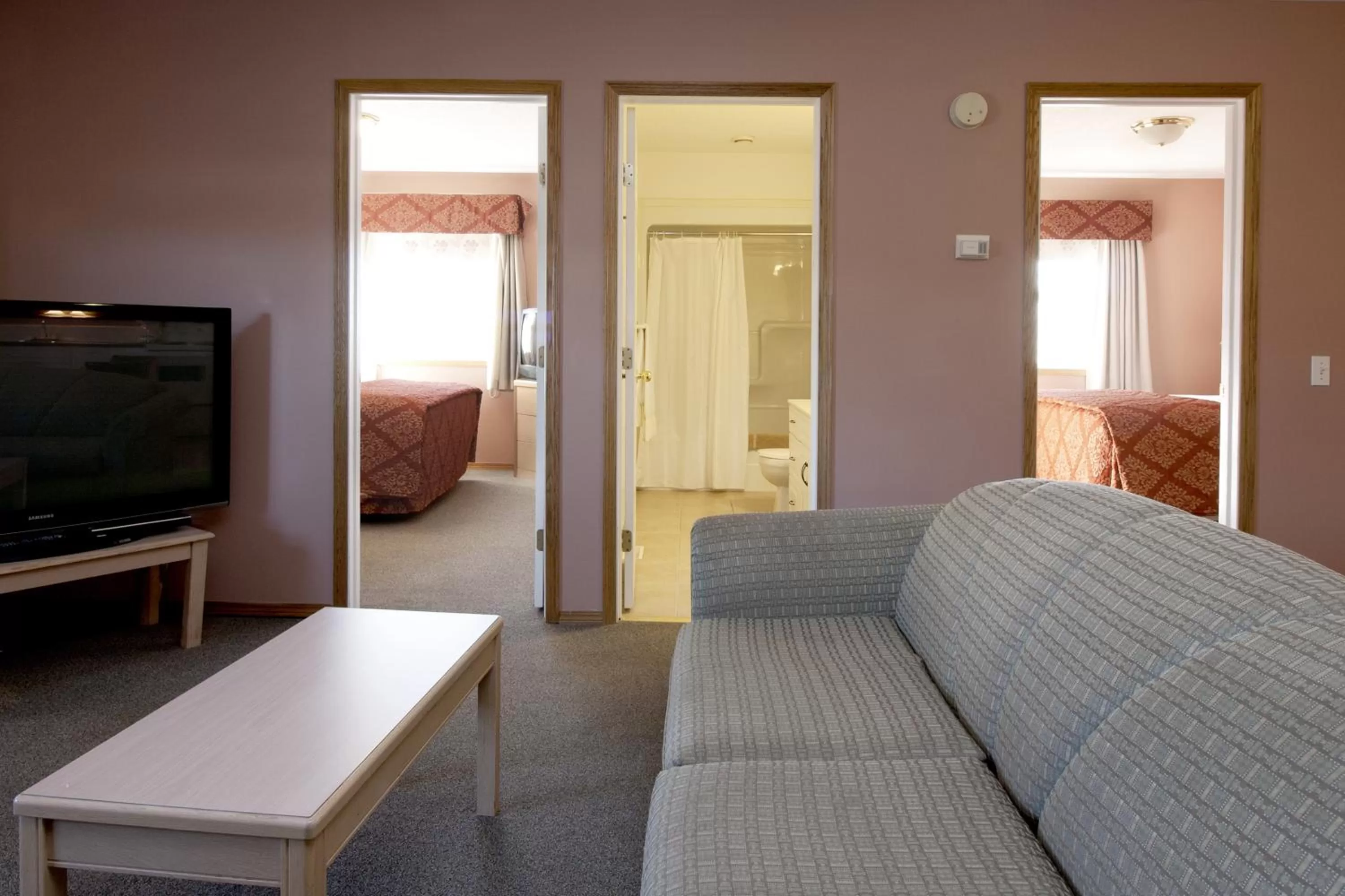 Bathroom, Bed in Bow River Inn