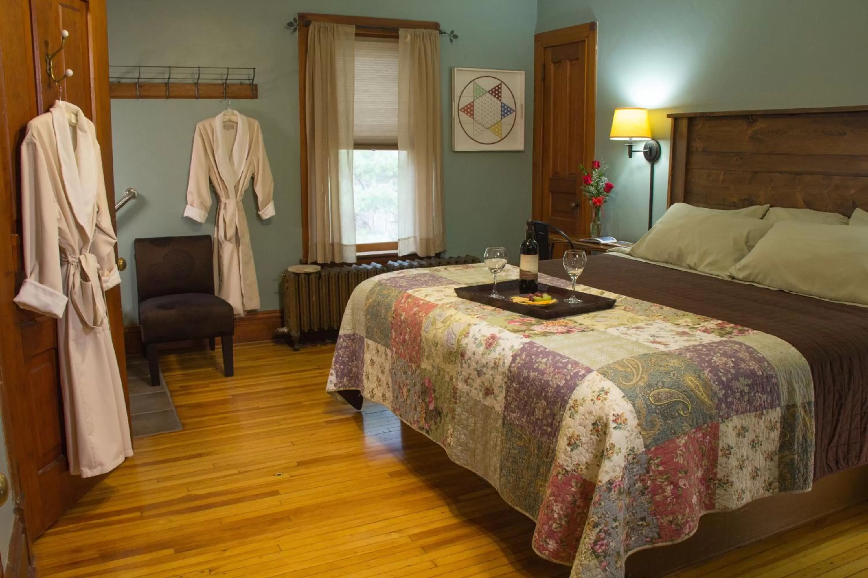 Photo of the whole room, Bed in Pinehurst Inn Bed & Breakfast