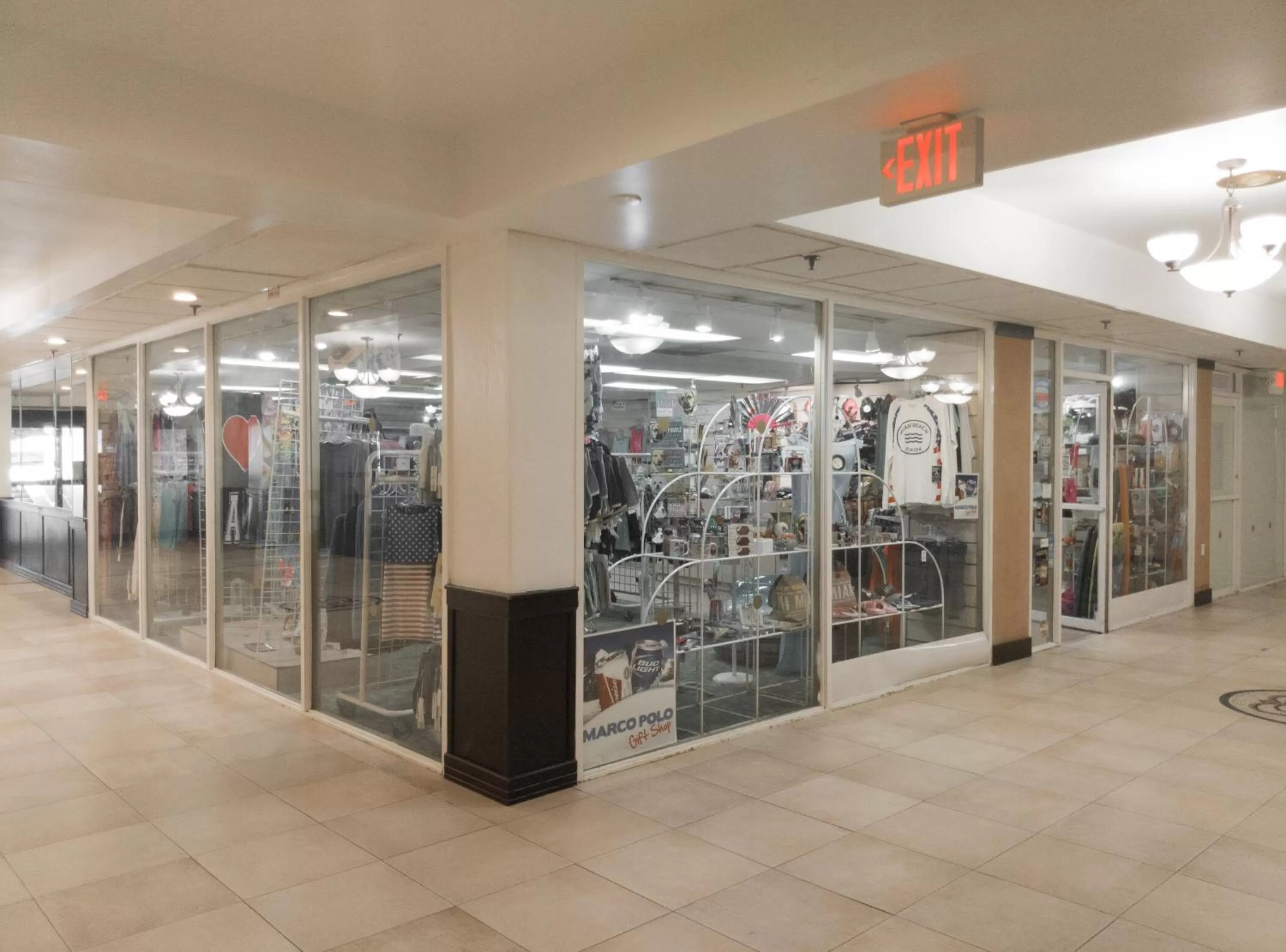 On-site shops in Ramada Plaza by Wyndham Marco Polo Beach Resort