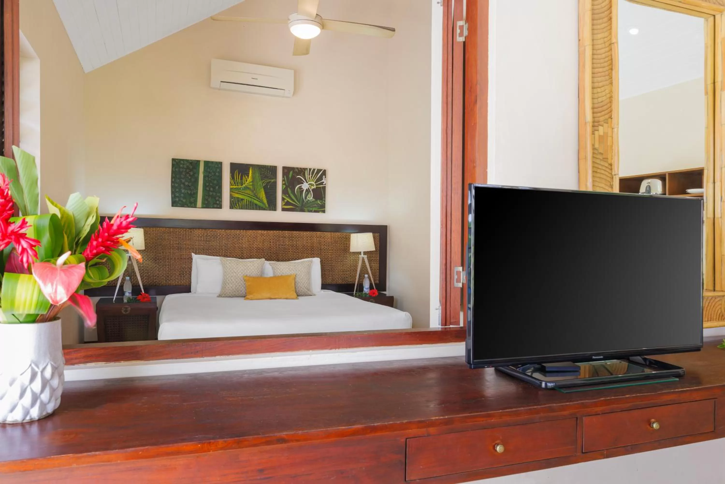 Bedroom, Bed in Mangoes Resort