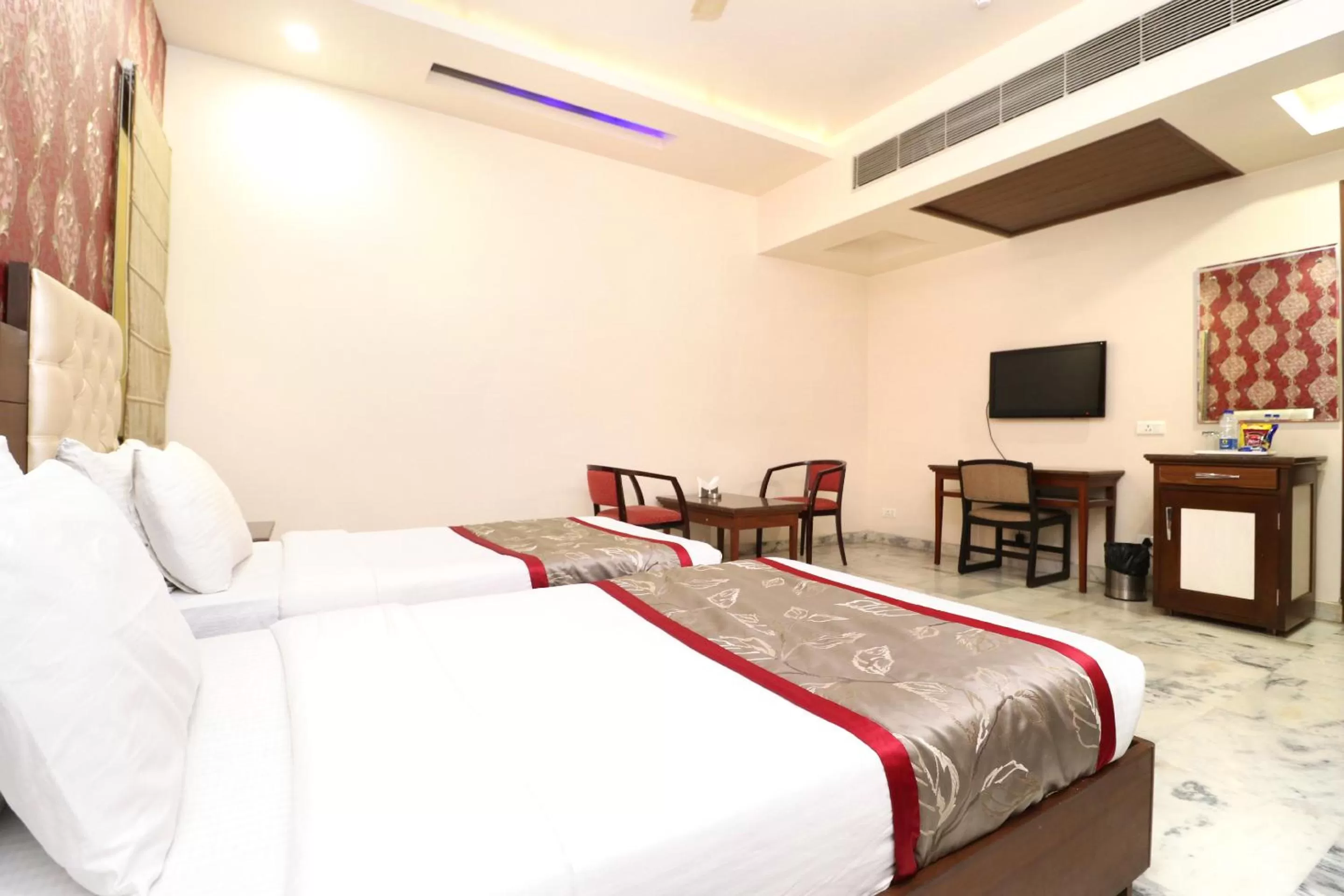 Bedroom, Bed in Hotel Leela Grande