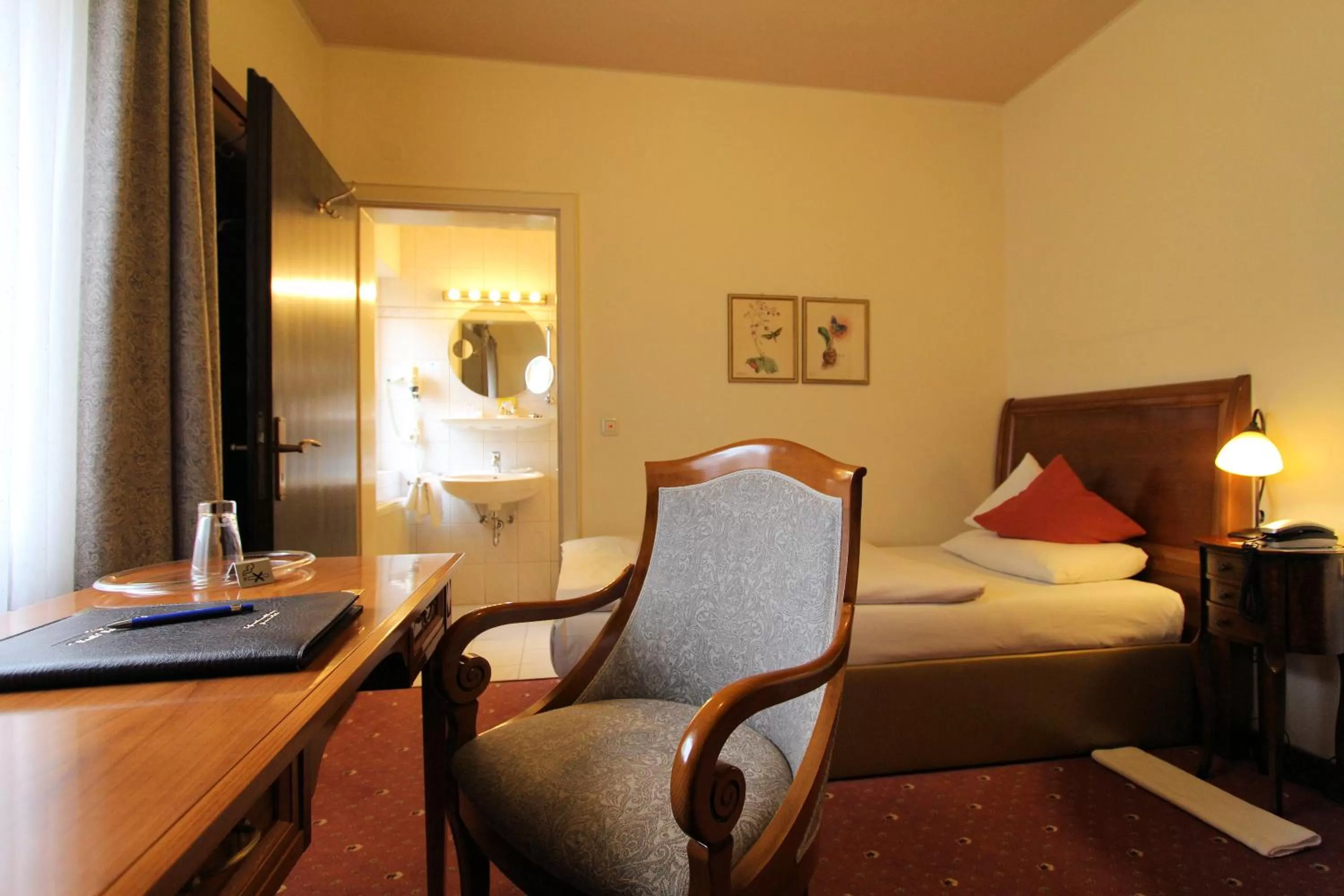 Photo of the whole room, Bed in Reindl's Partenkirchener Hof