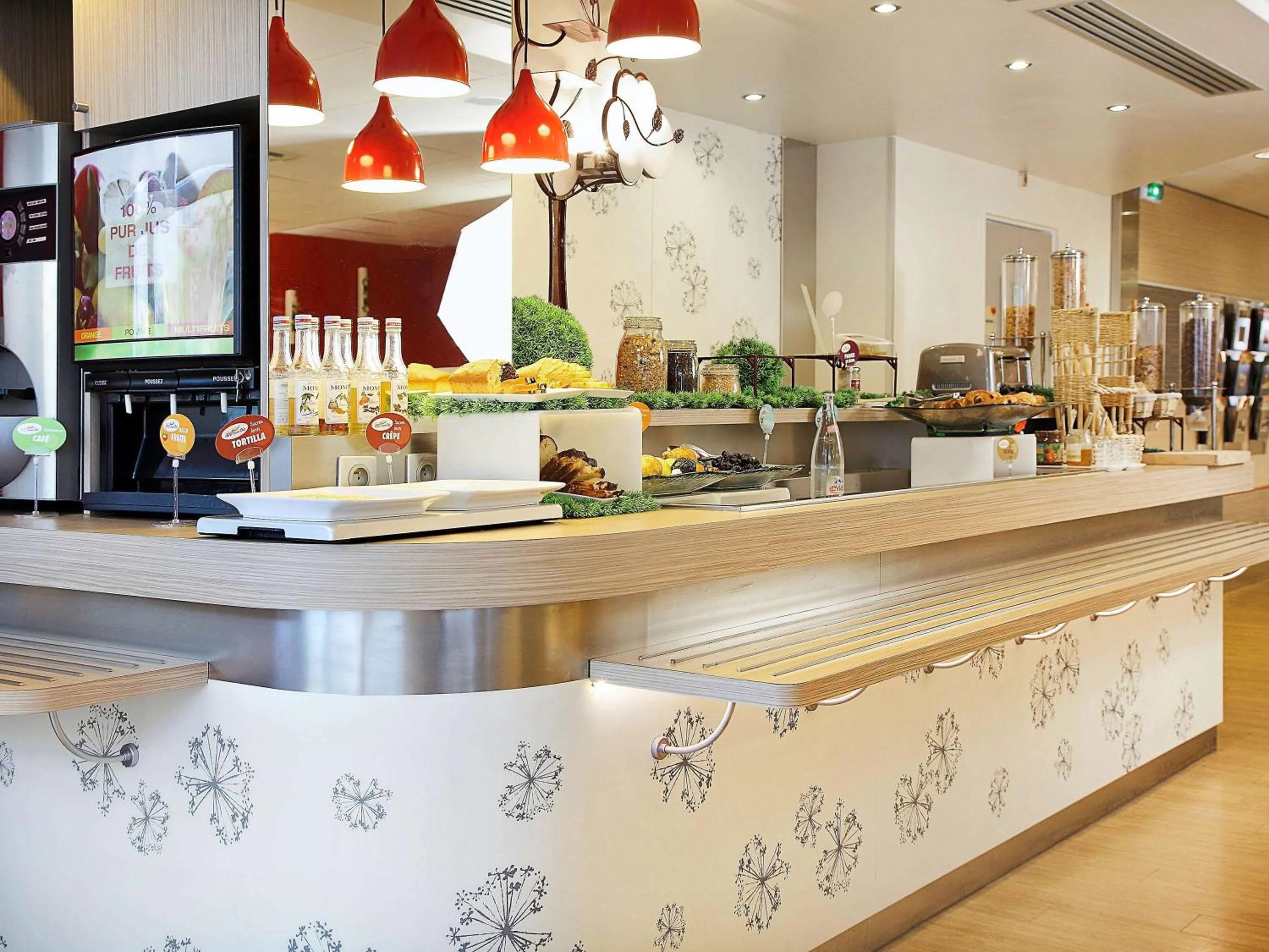 Restaurant/places to eat in ibis Paris Vanves Parc des Expositions