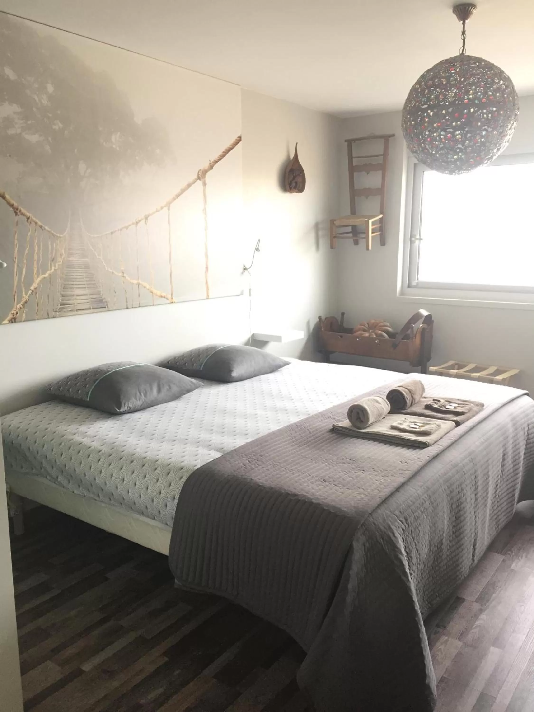 Bedroom, Bed in 1 Chambre, 1 P'tit dèj', 1 Sourire