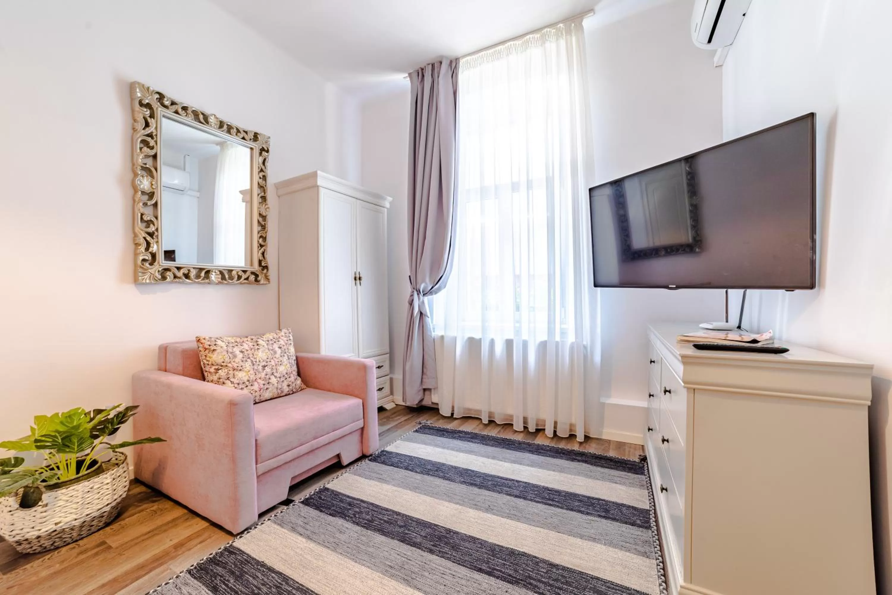 Bedroom in ALBERT RESIDENCE Brasov with complimentary parking and 10 percent Food and Drinks