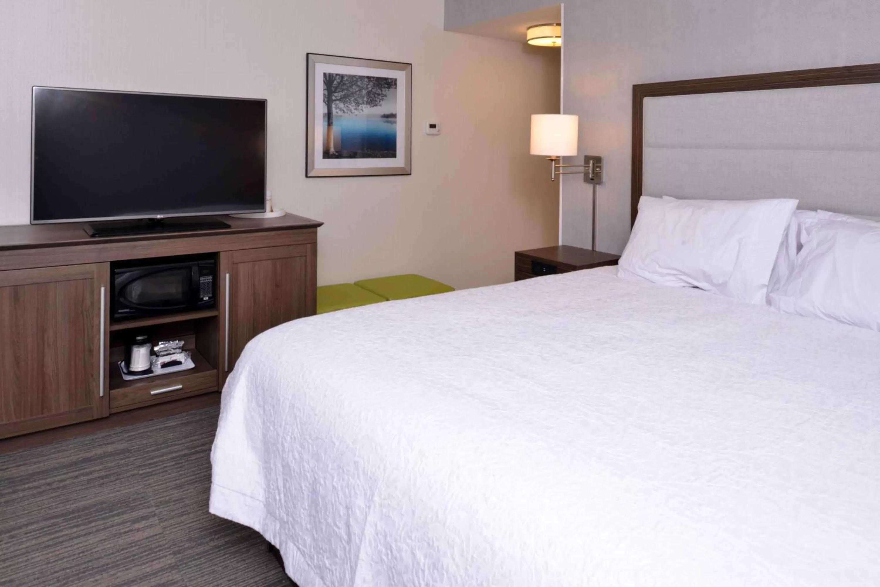 Bed in Hampton Inn & Suites Albany-East Greenbush, NY