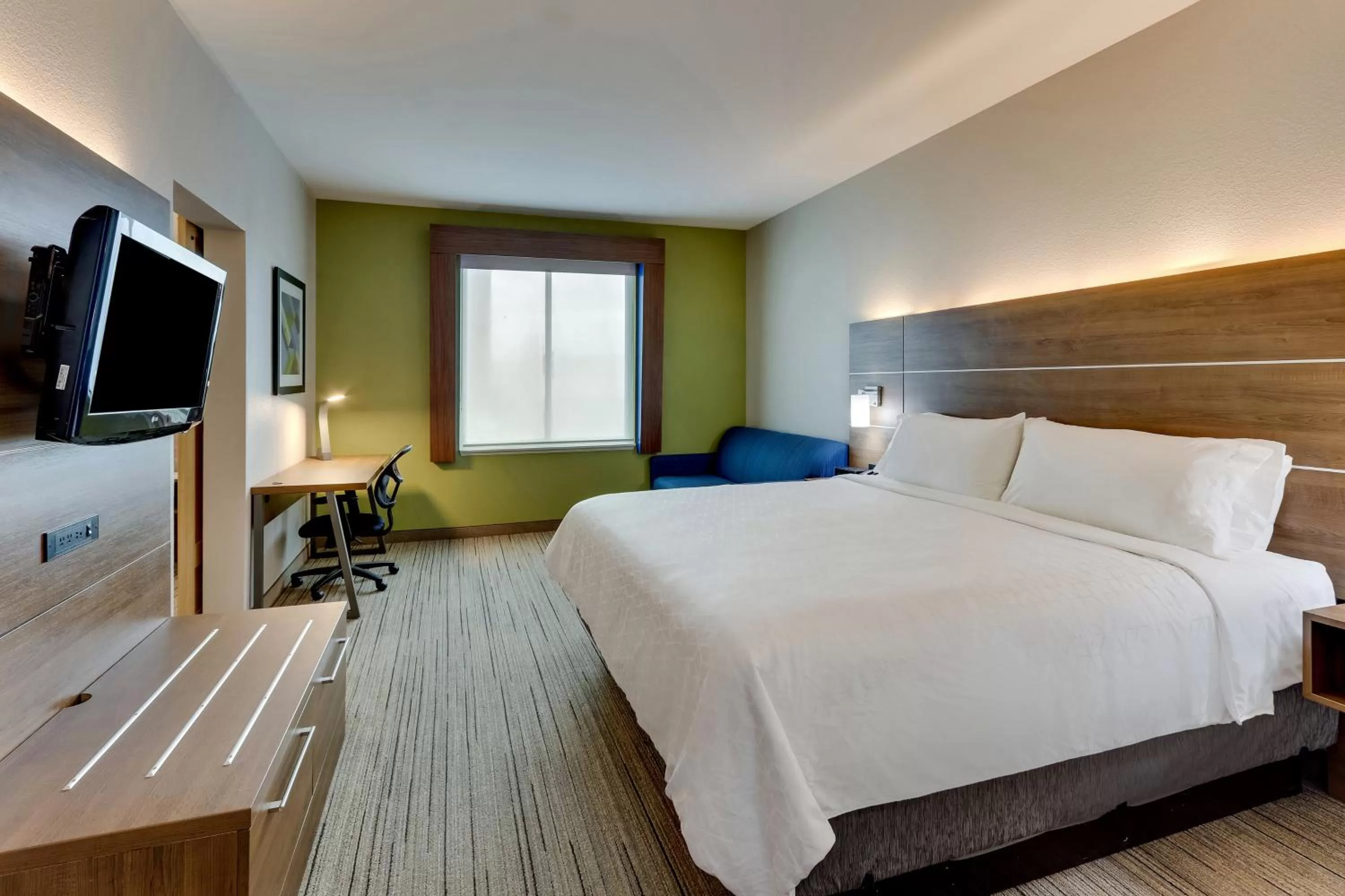 Photo of the whole room, Bed in Holiday Inn Express & Suites Waxahachie by IHG