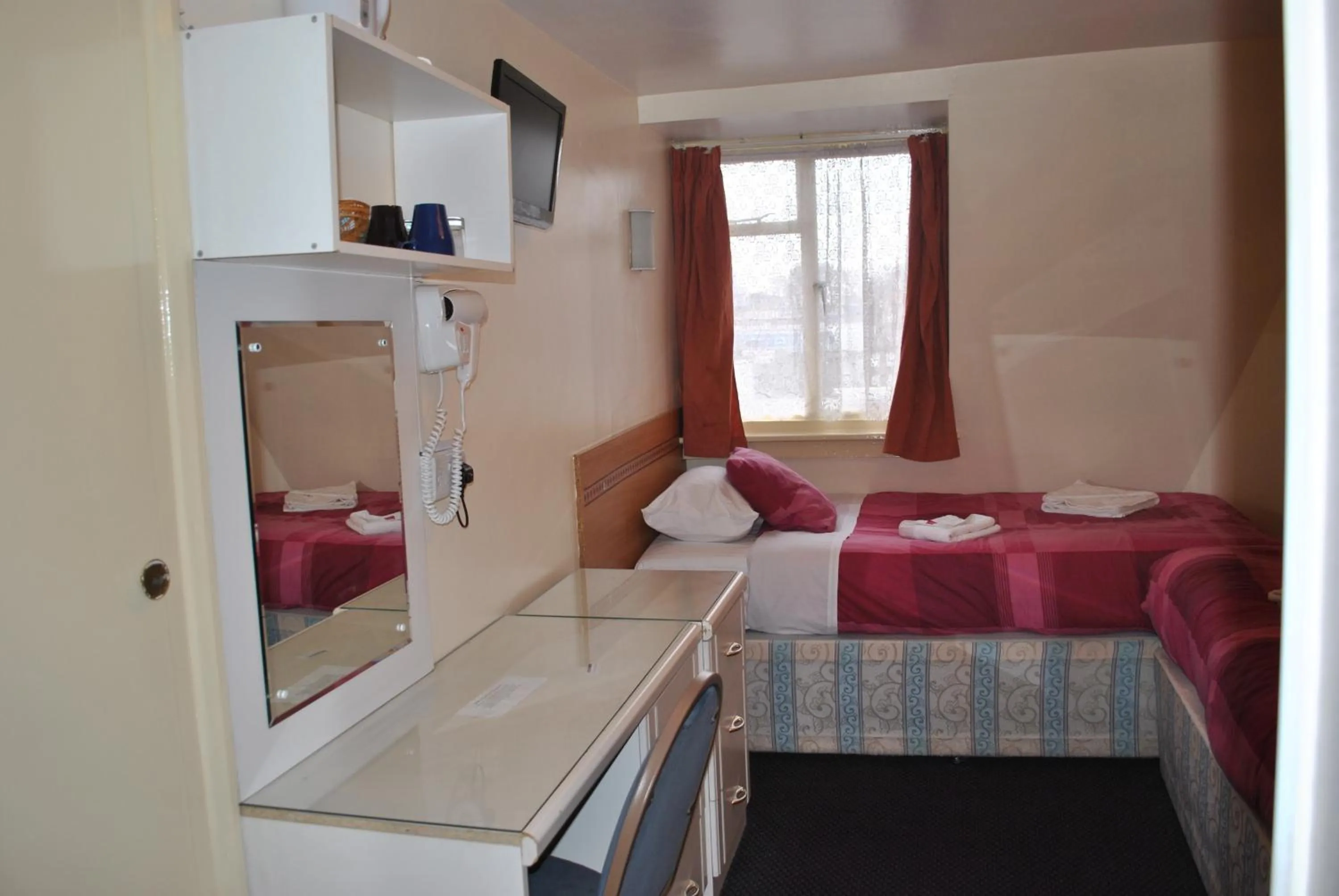 Photo of the whole room, Bed in Guilford House Hotel