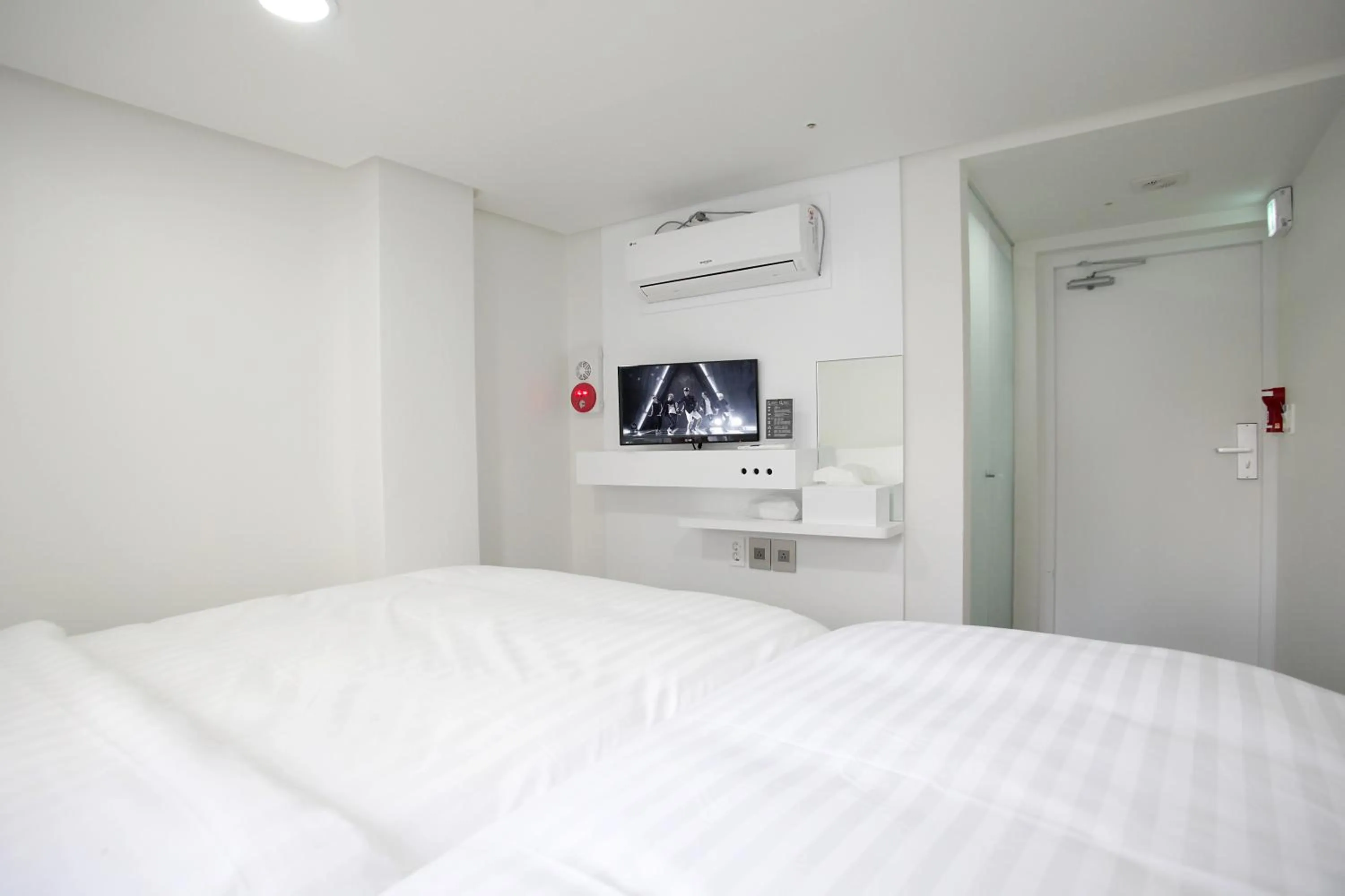 Deluxe Twin Room in K-POP Hotel Seoul Tower