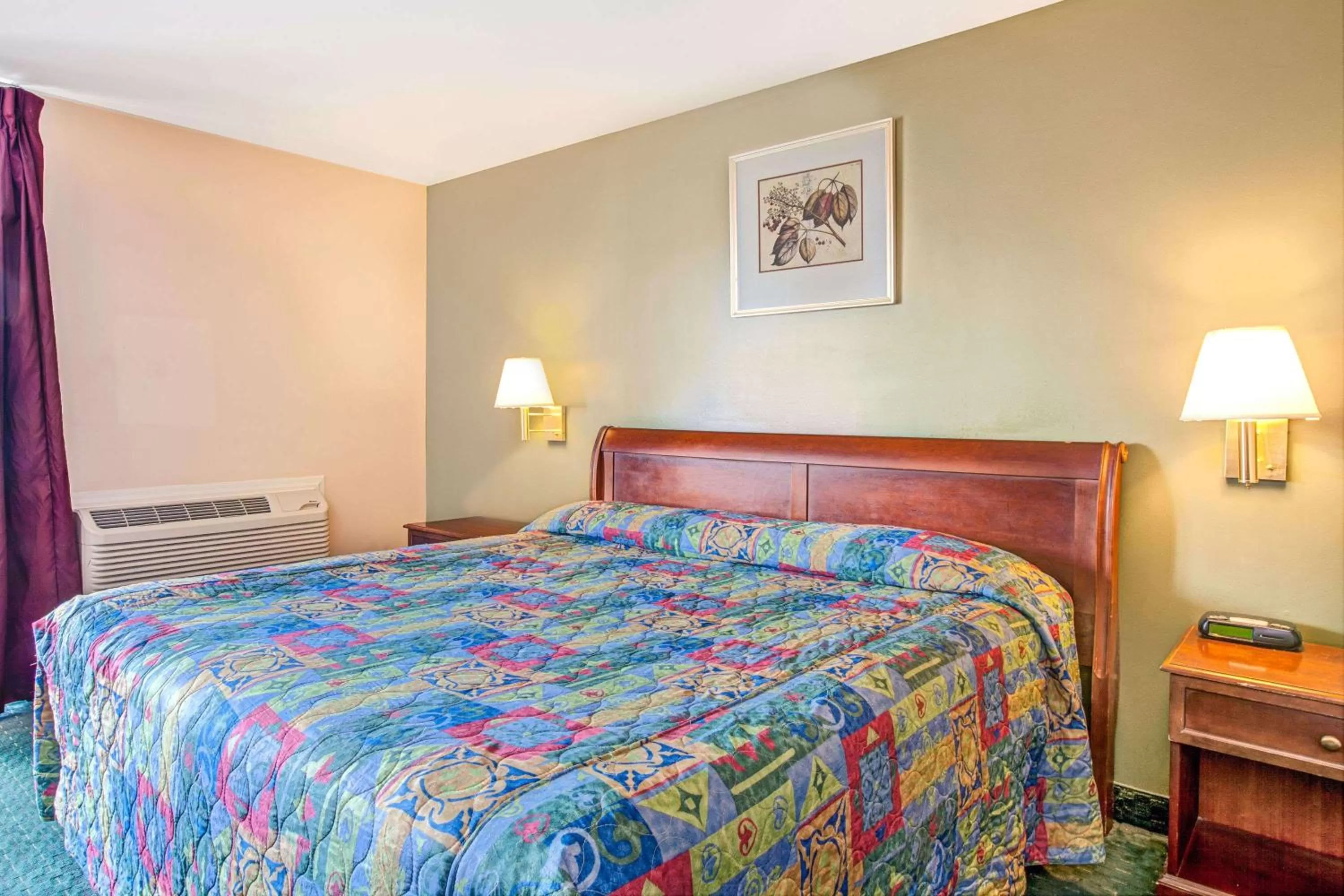 Photo of the whole room, Bed in Knights Inn South Hackensasck