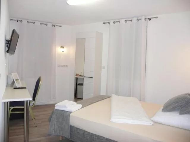 Bathroom, Bed in City Hotel