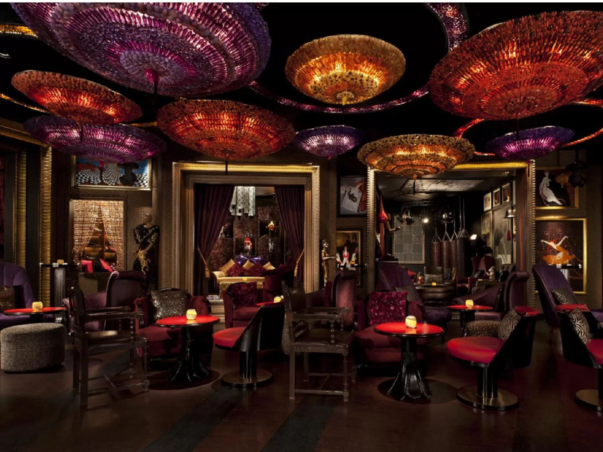 Lounge or bar in The Peninsula Manila