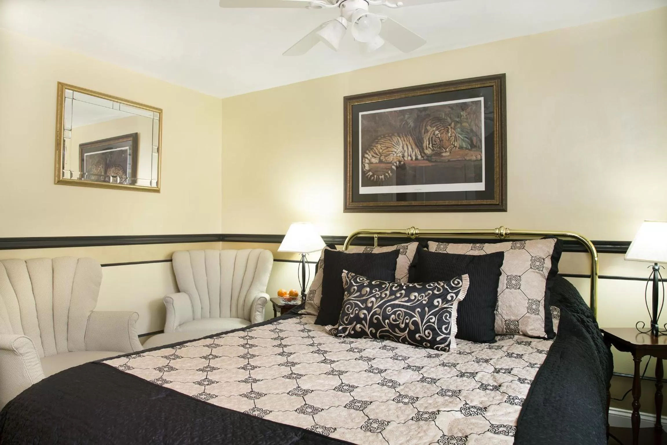 Seating area, Bed in Glynn House Inn