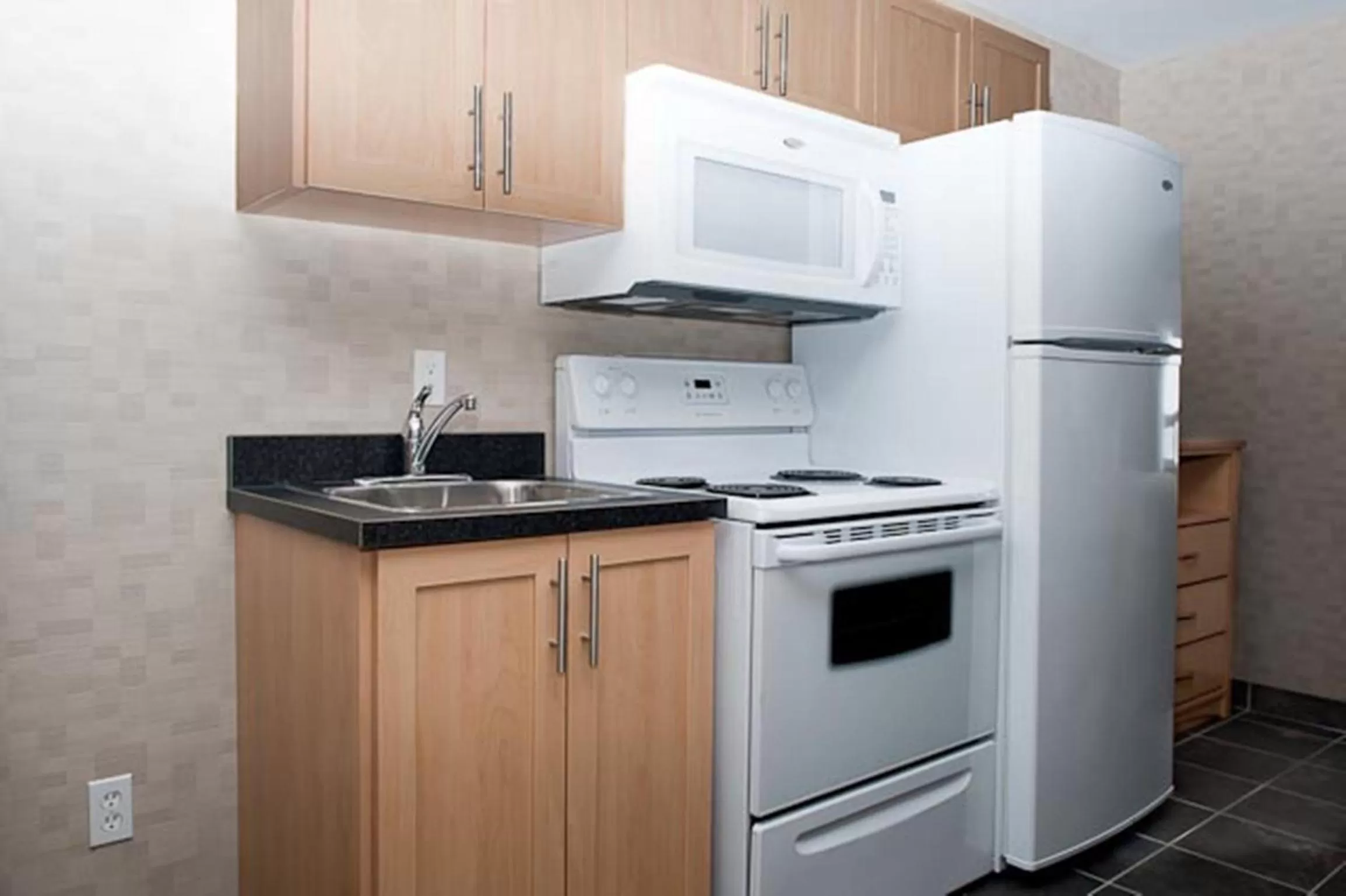 Kitchen or kitchenette in Paradise Inn and Suites