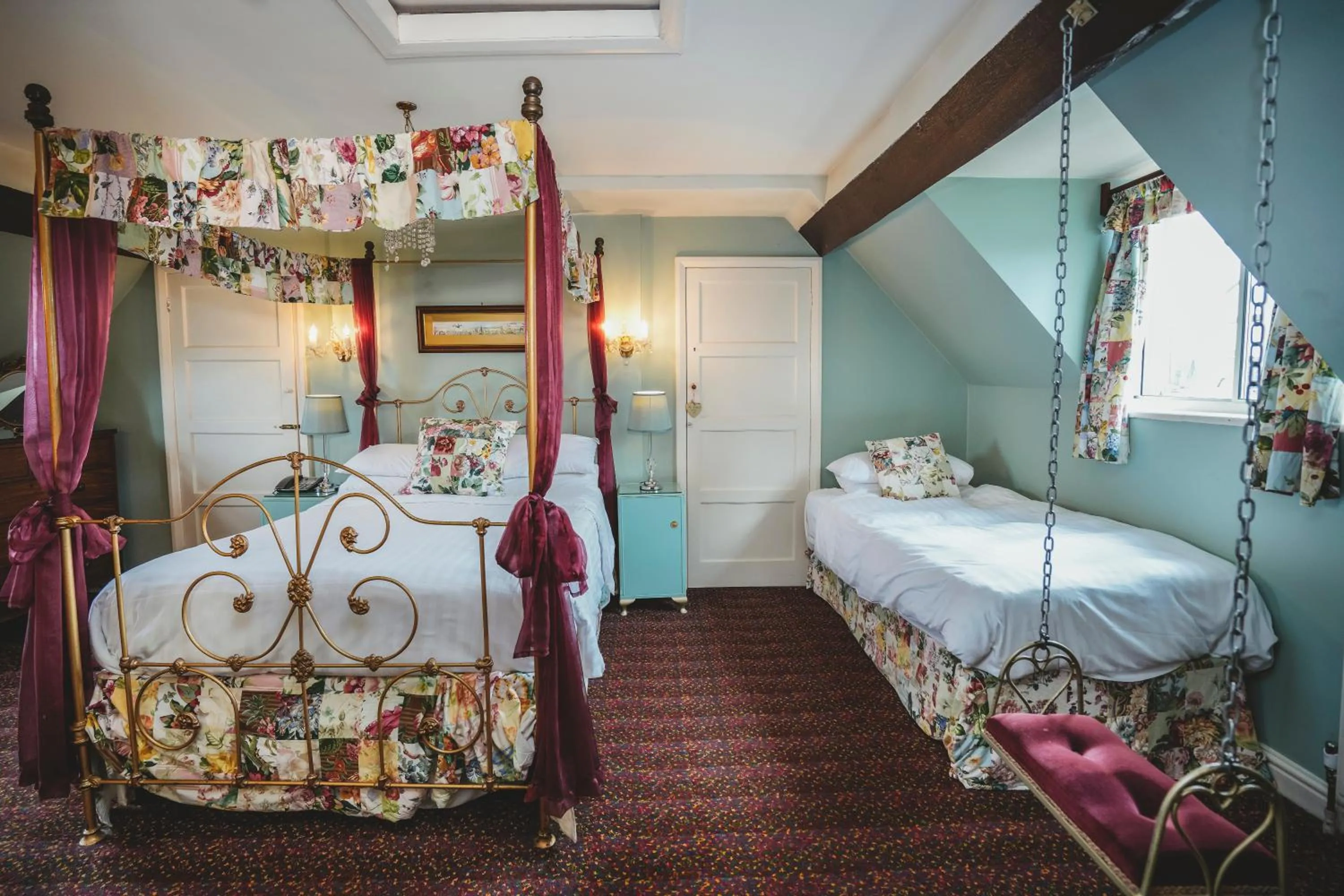 Bed in Hundred House Hotel