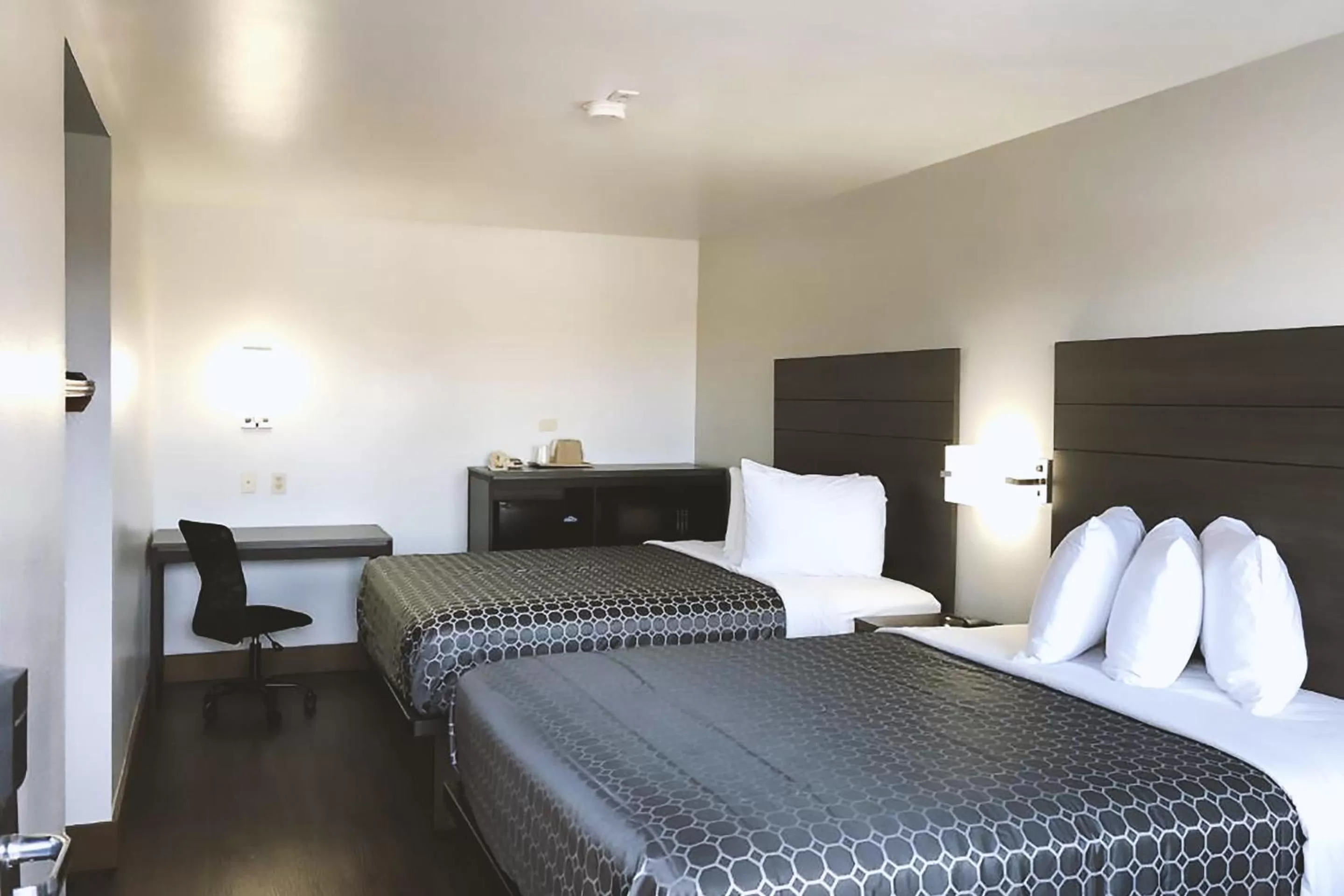 Bed in Blue Way Inn By Jasper Near Frost Bank Center