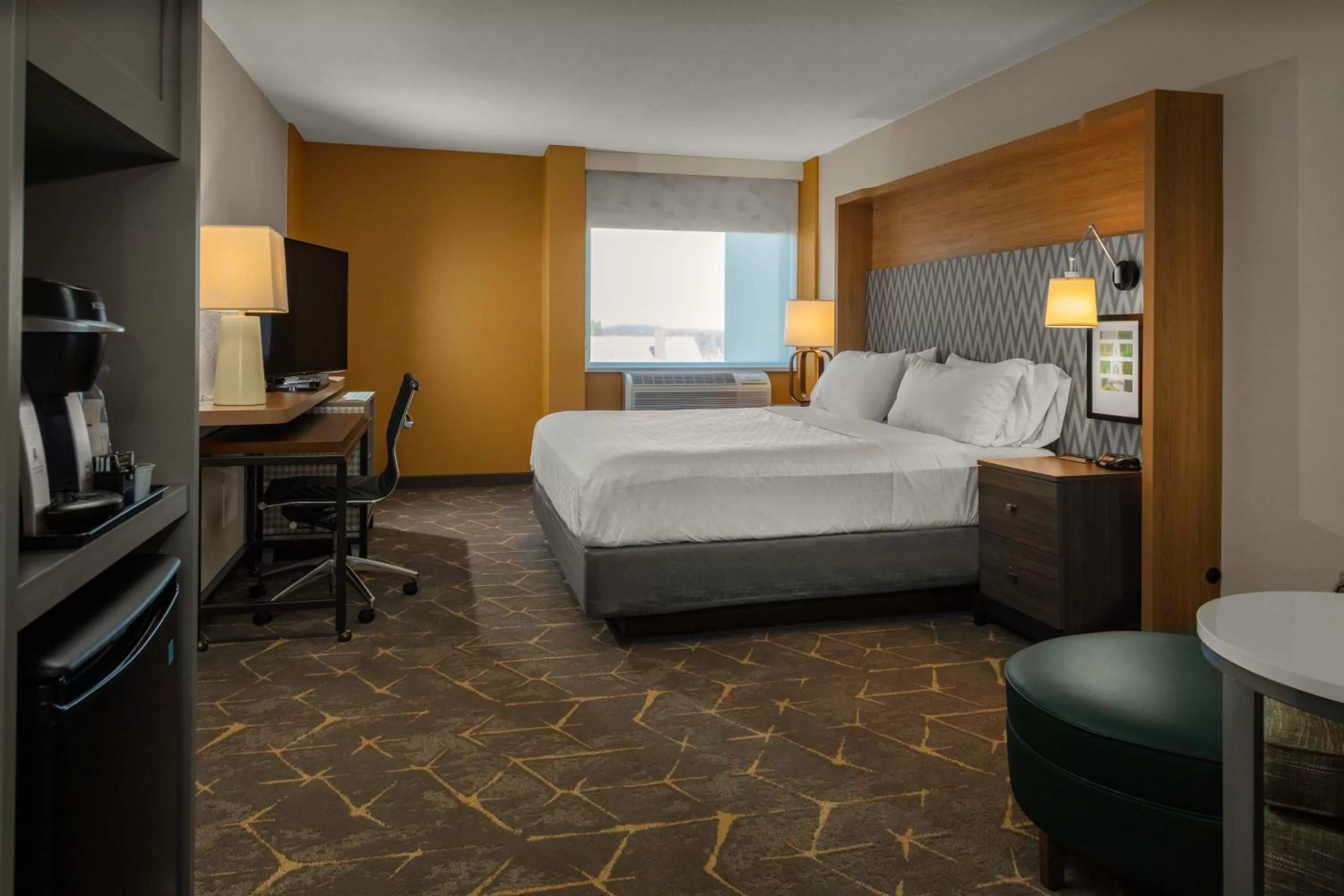 Photo of the whole room, Bed in Holiday Inn Boston - Dedham Hotel & Conference Center by IHG
