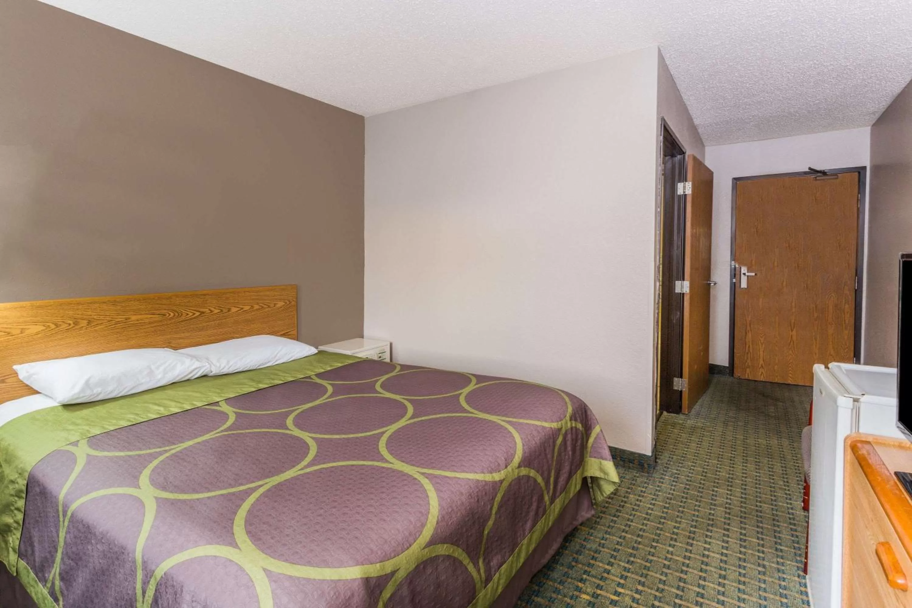 Photo of the whole room, Bed in Super 8 by Wyndham St. Charles