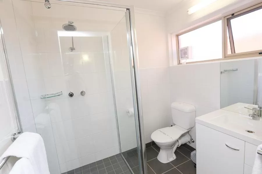 Bathroom in Seven Pines Motor Inn