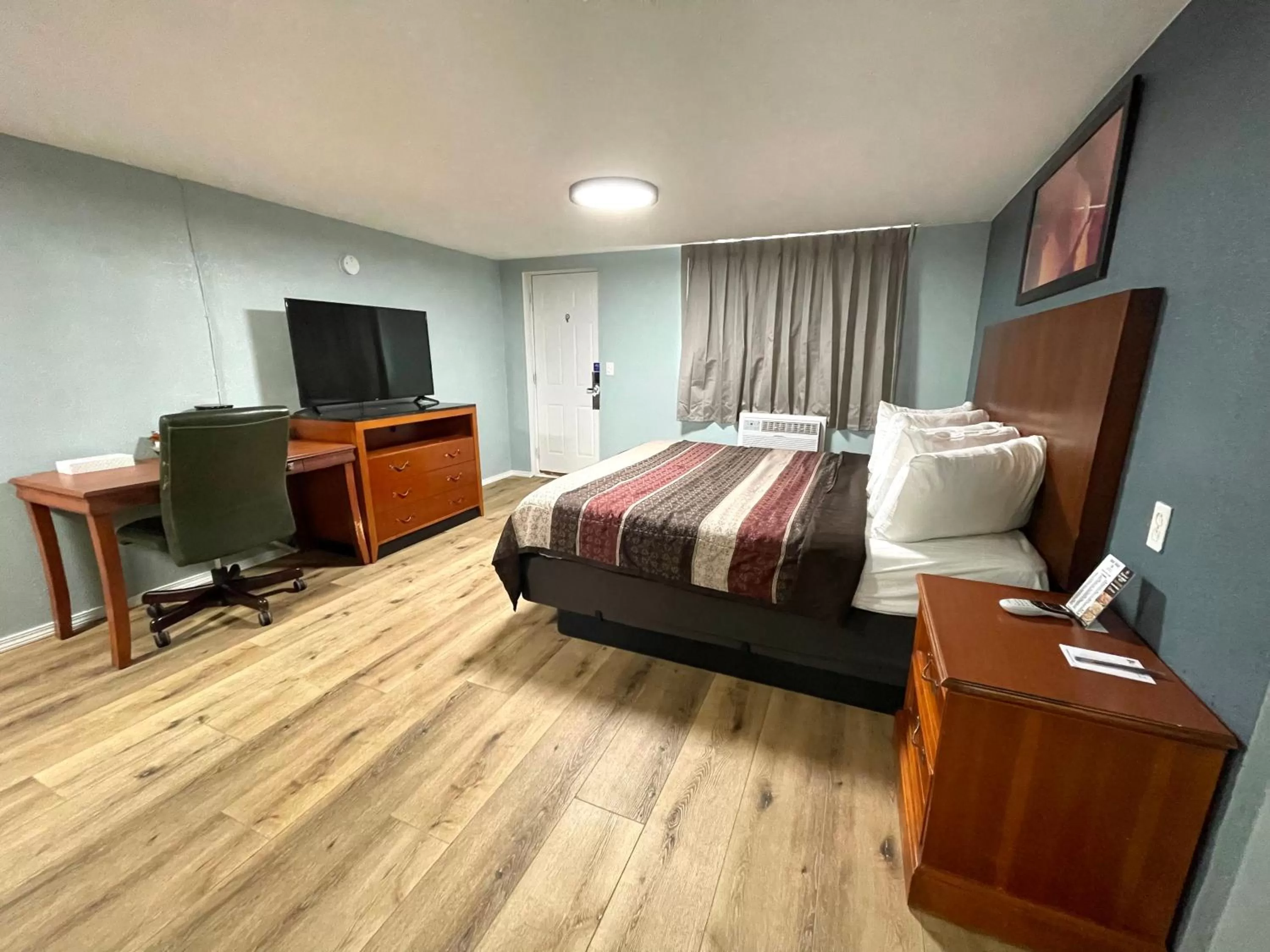 Bed in Annie Oakley Motel Oakley