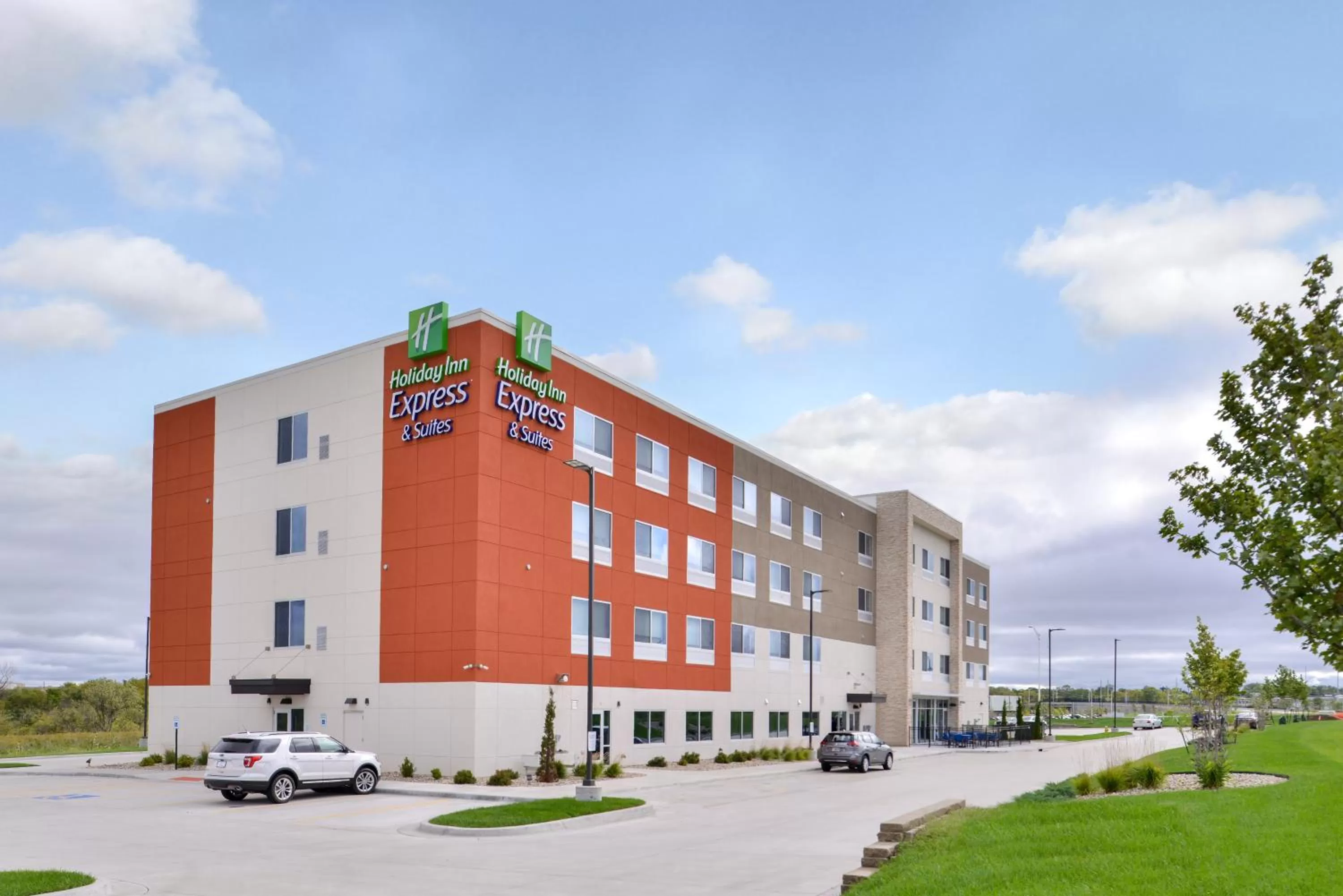 Property building in Holiday Inn Express & Suites - Kansas City - Lee's Summit by IHG