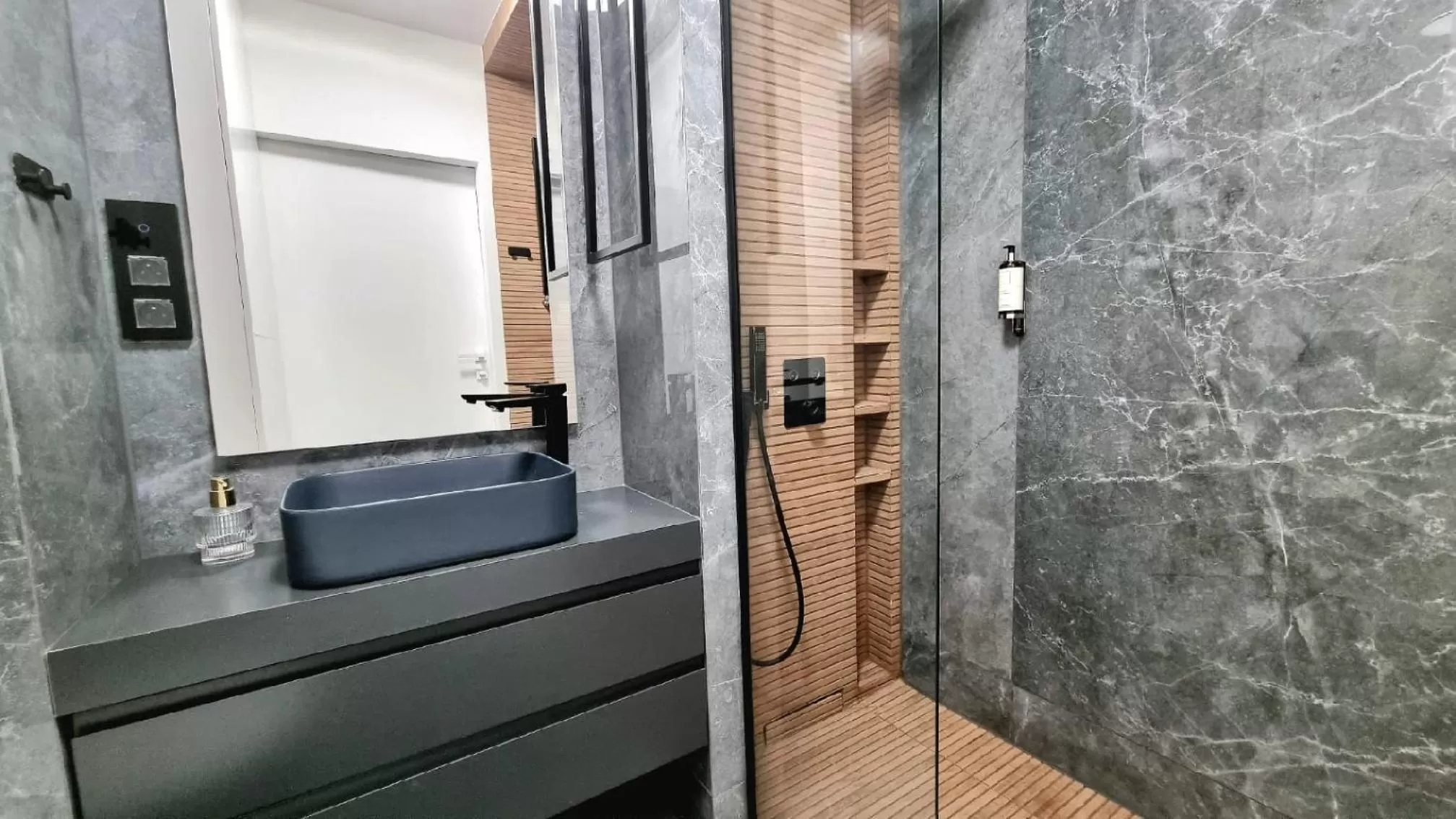 Shower in NOOK NOOK Apartments Bytkowska 103