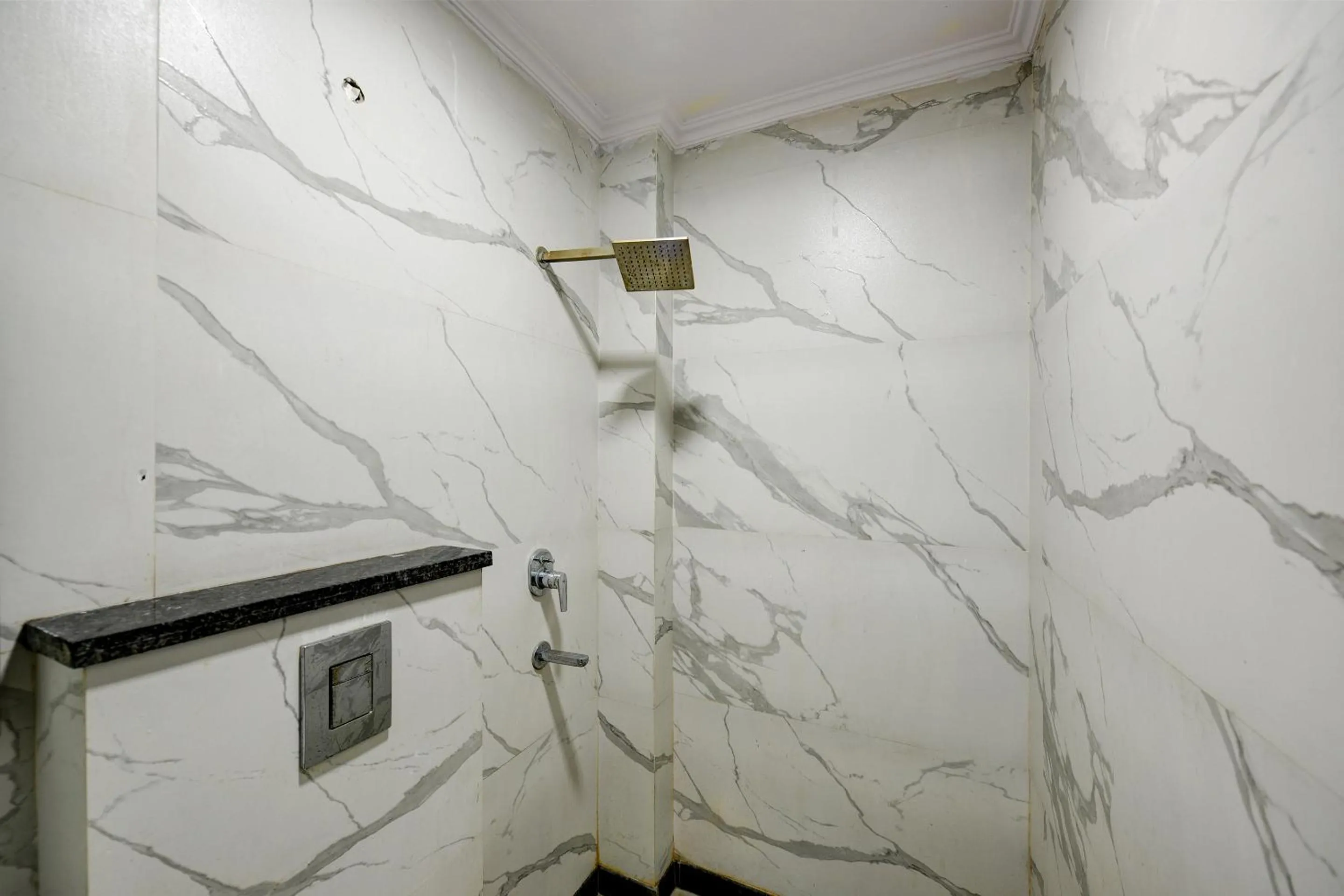 Shower in Hotel Star Paradise