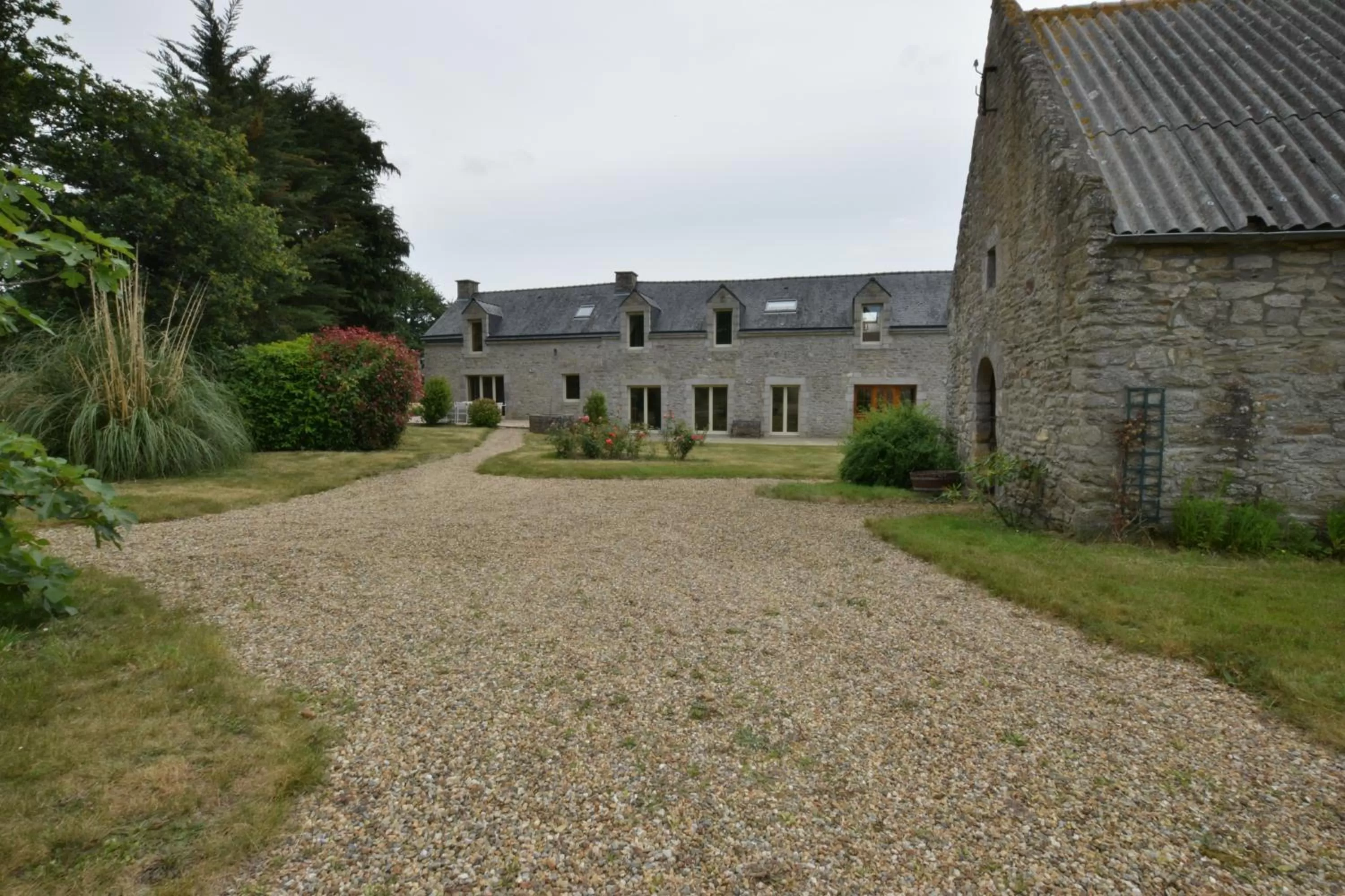 Facade/entrance, Property Building in Domaine Uraveni