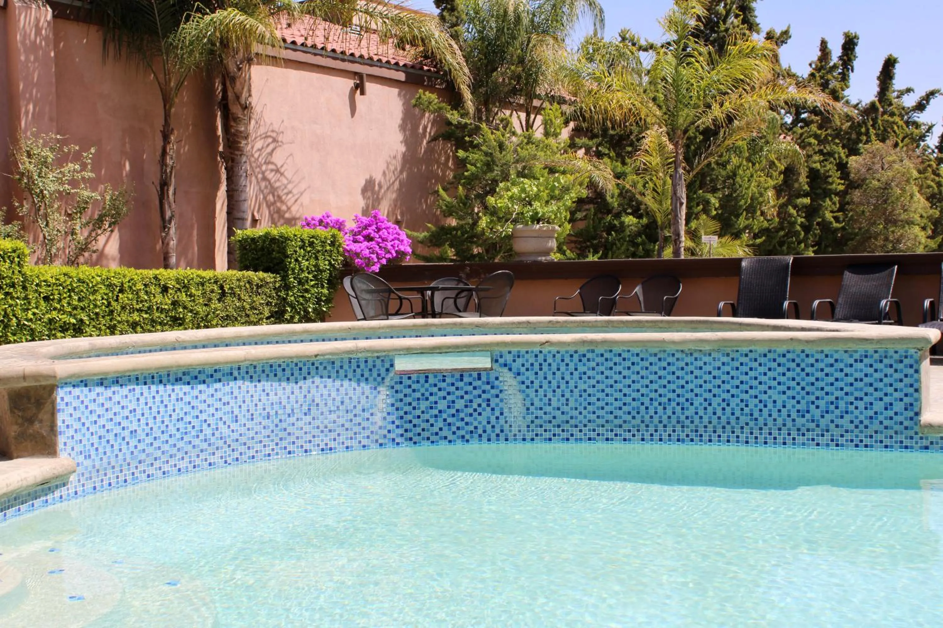 Swimming pool in Estancia Inn