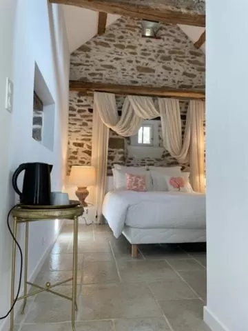 Photo of the whole room, Bed in LA MEFFRAIS 1741