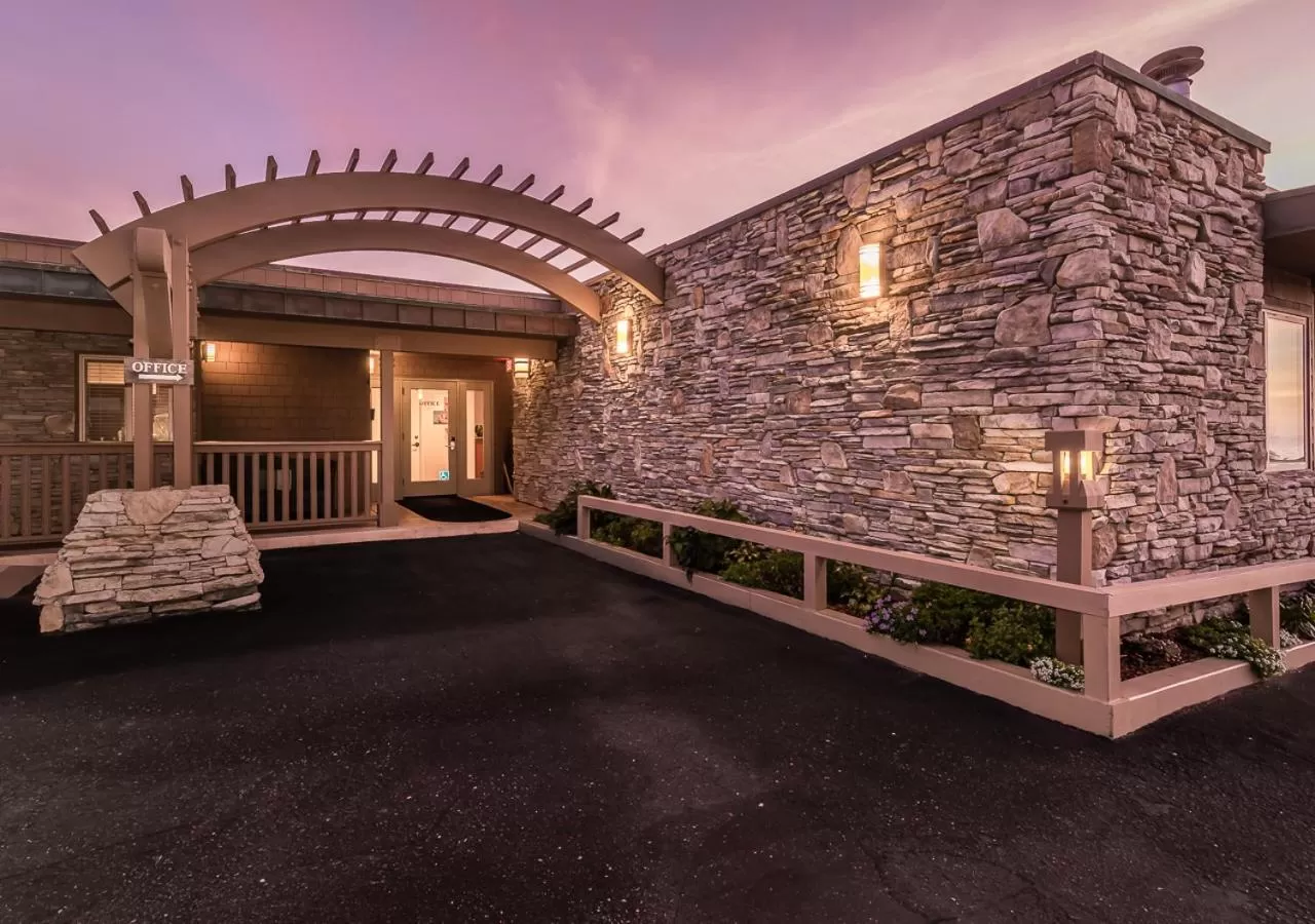 Facade/entrance in Little Sur Inn