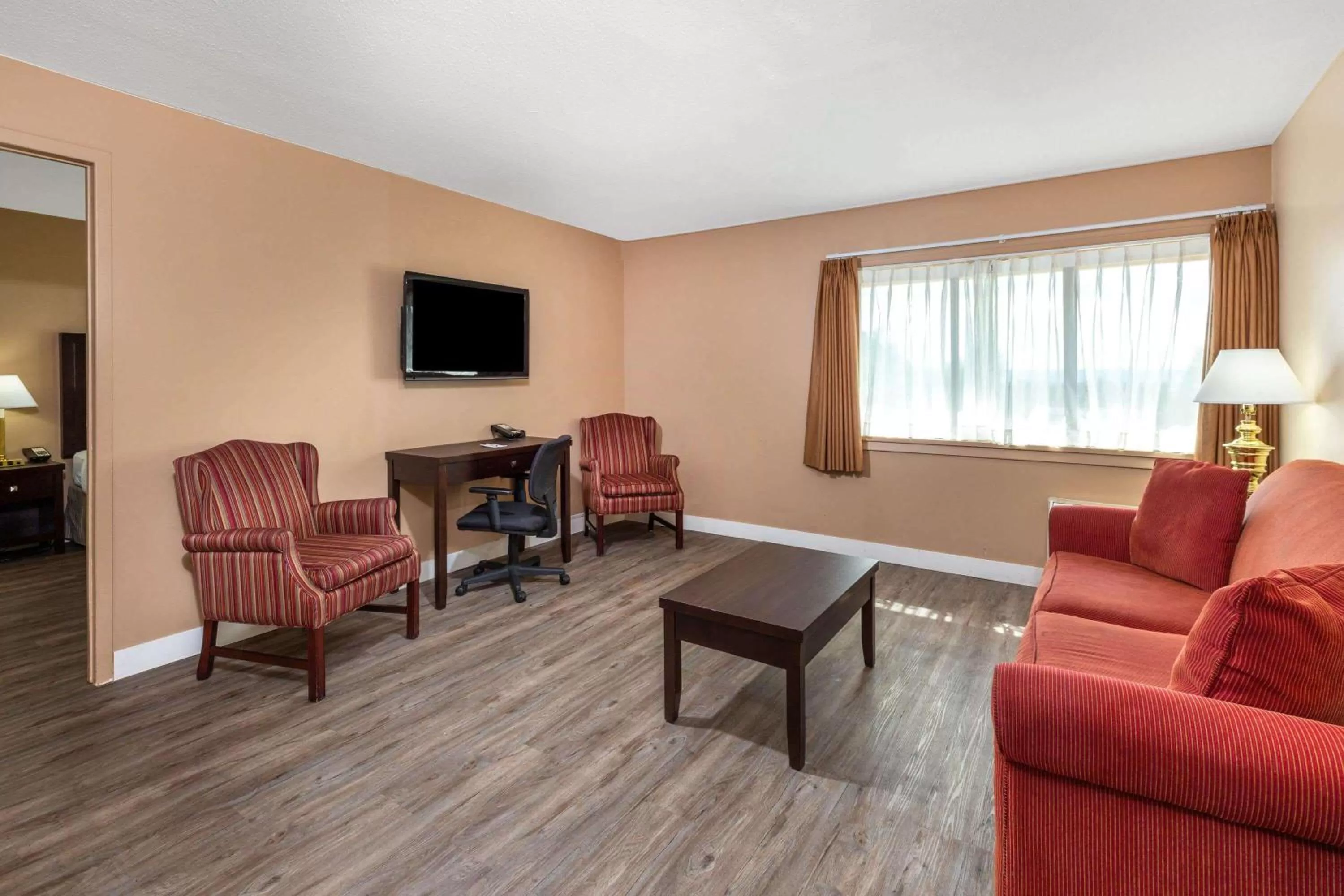 Photo of the whole room in Ramada by Wyndham Coquitlam