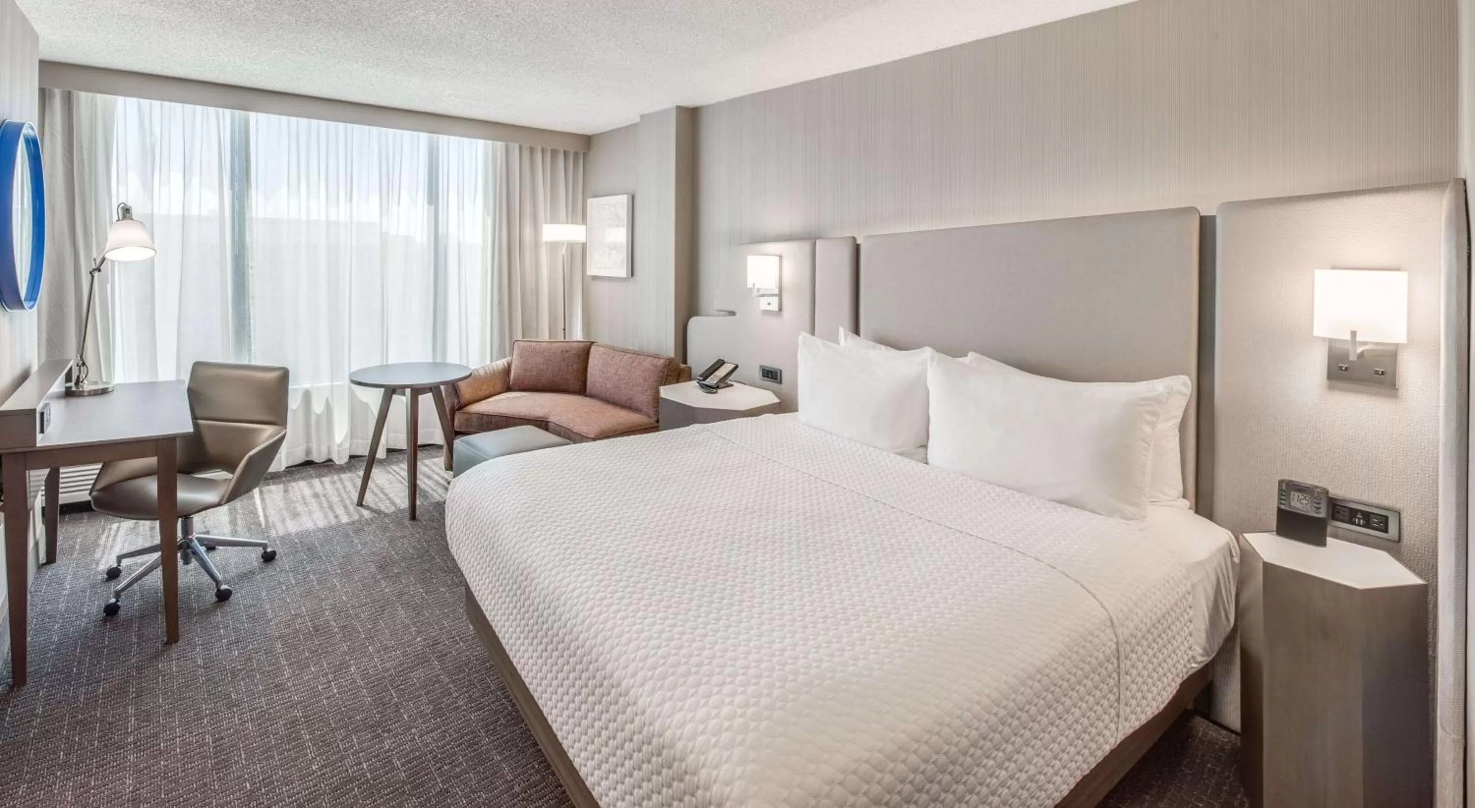 Photo of the whole room, Bed in Sonesta Denver Downtown