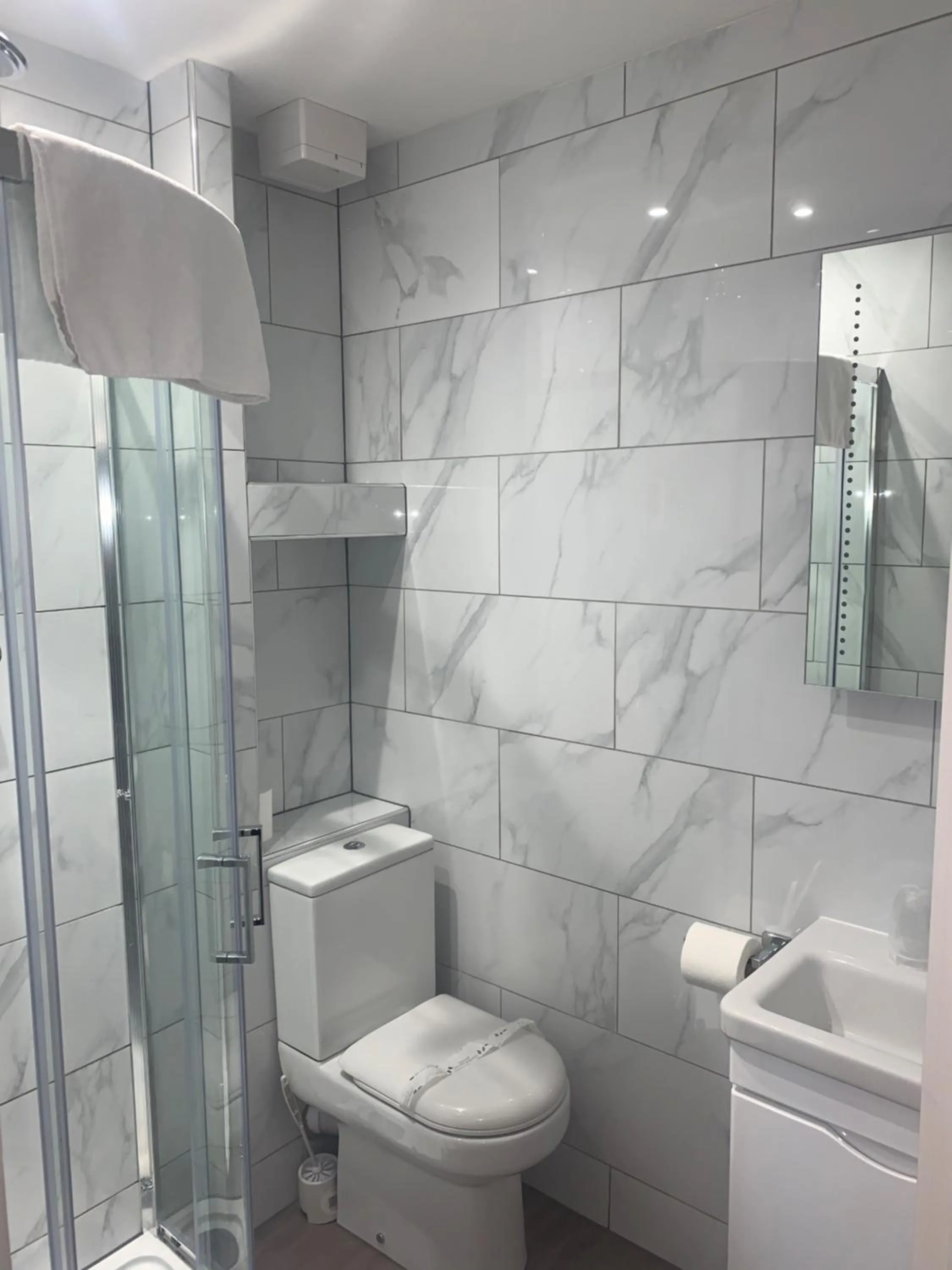 Shower in Holtwhites Hotel