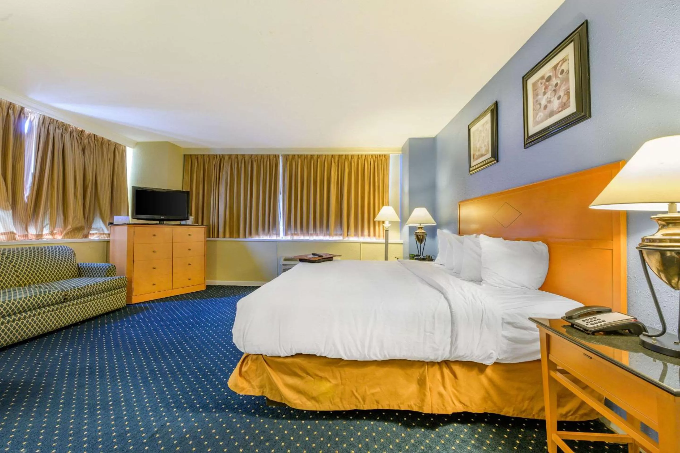 Photo of the whole room, Bed in Days Inn & Suites by Wyndham Lebanon PA