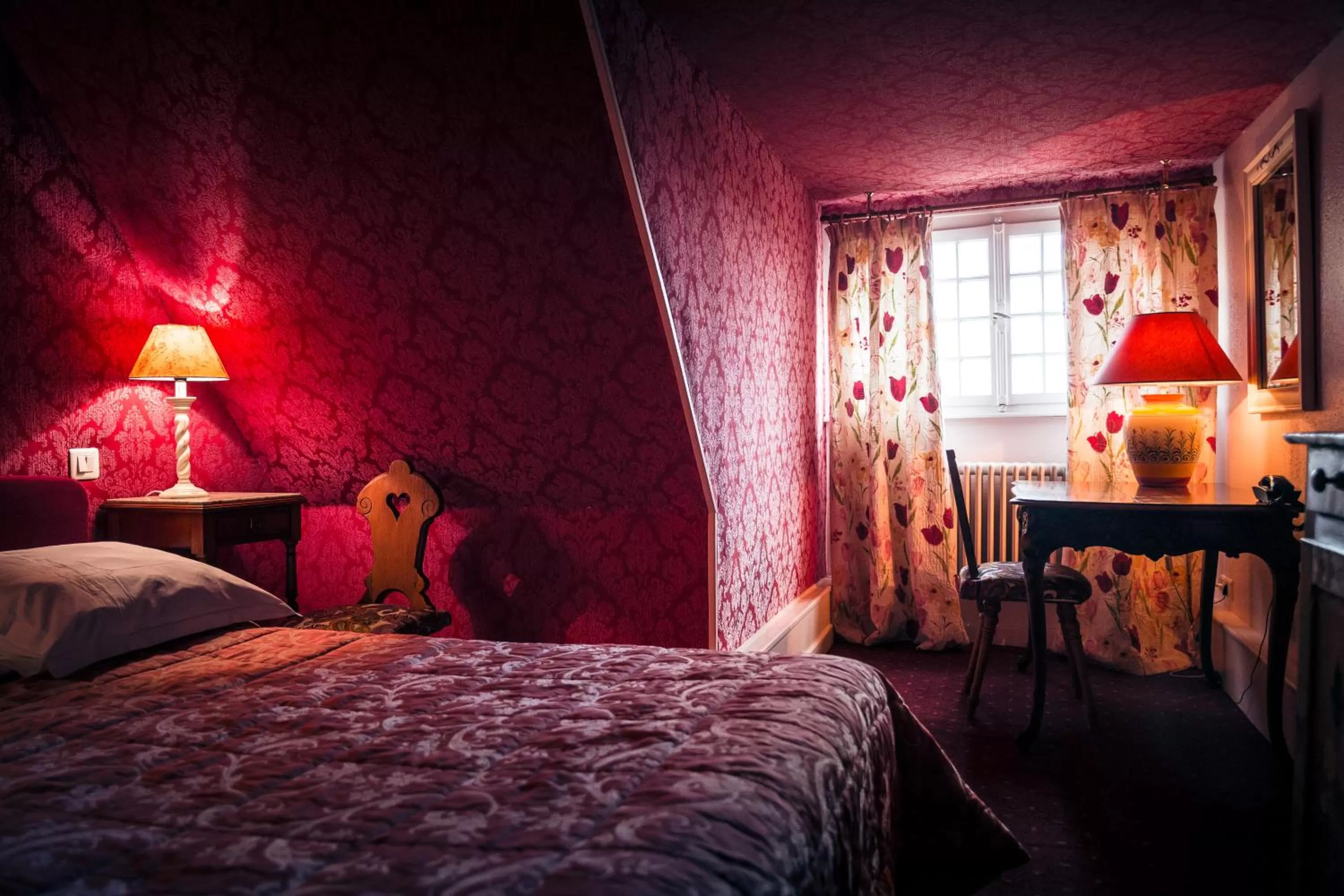 Bed in Hôtel des Deux Clefs