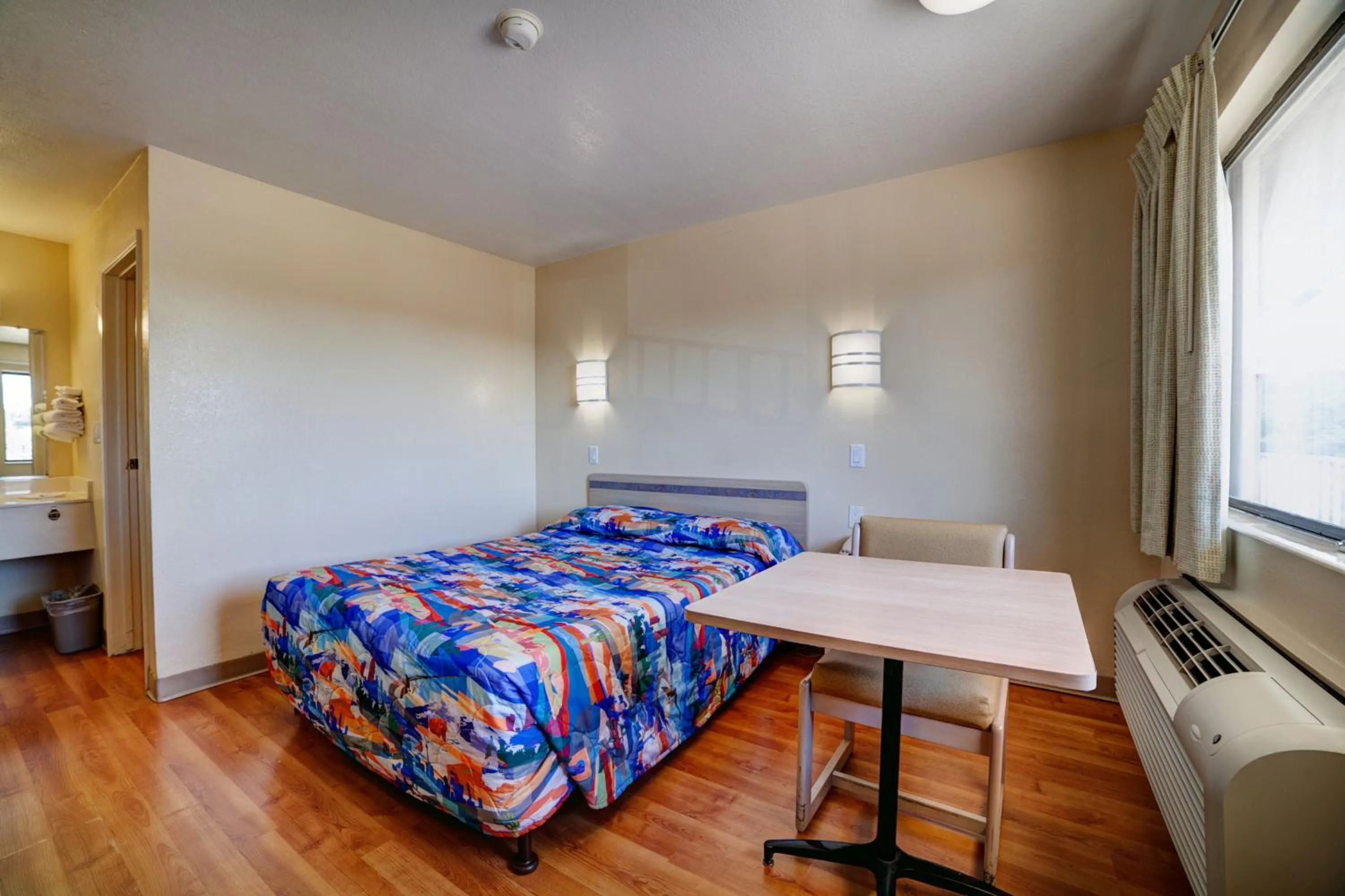 Bedroom, Bed in Super 7 Inn