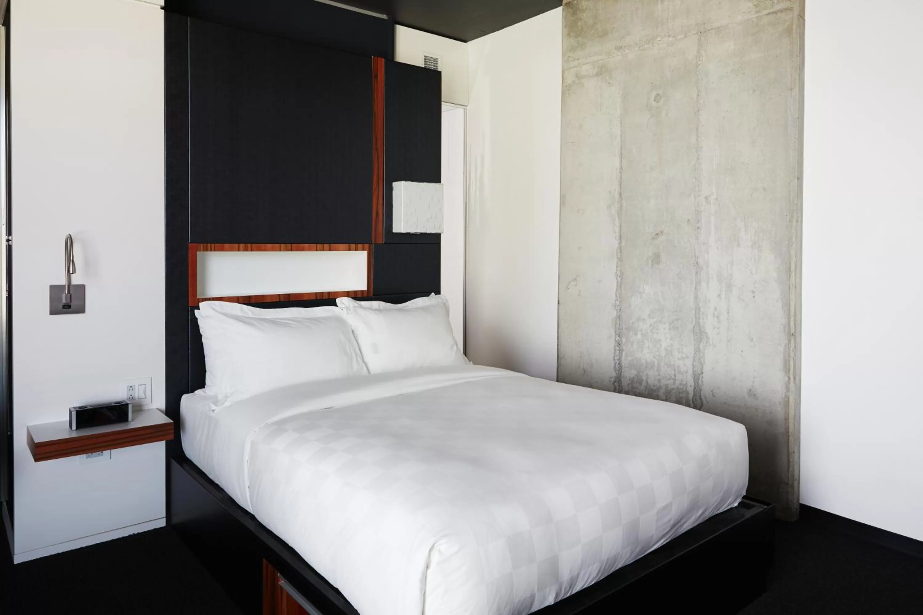 Photo of the whole room, Bed in Hôtel Alt Montréal