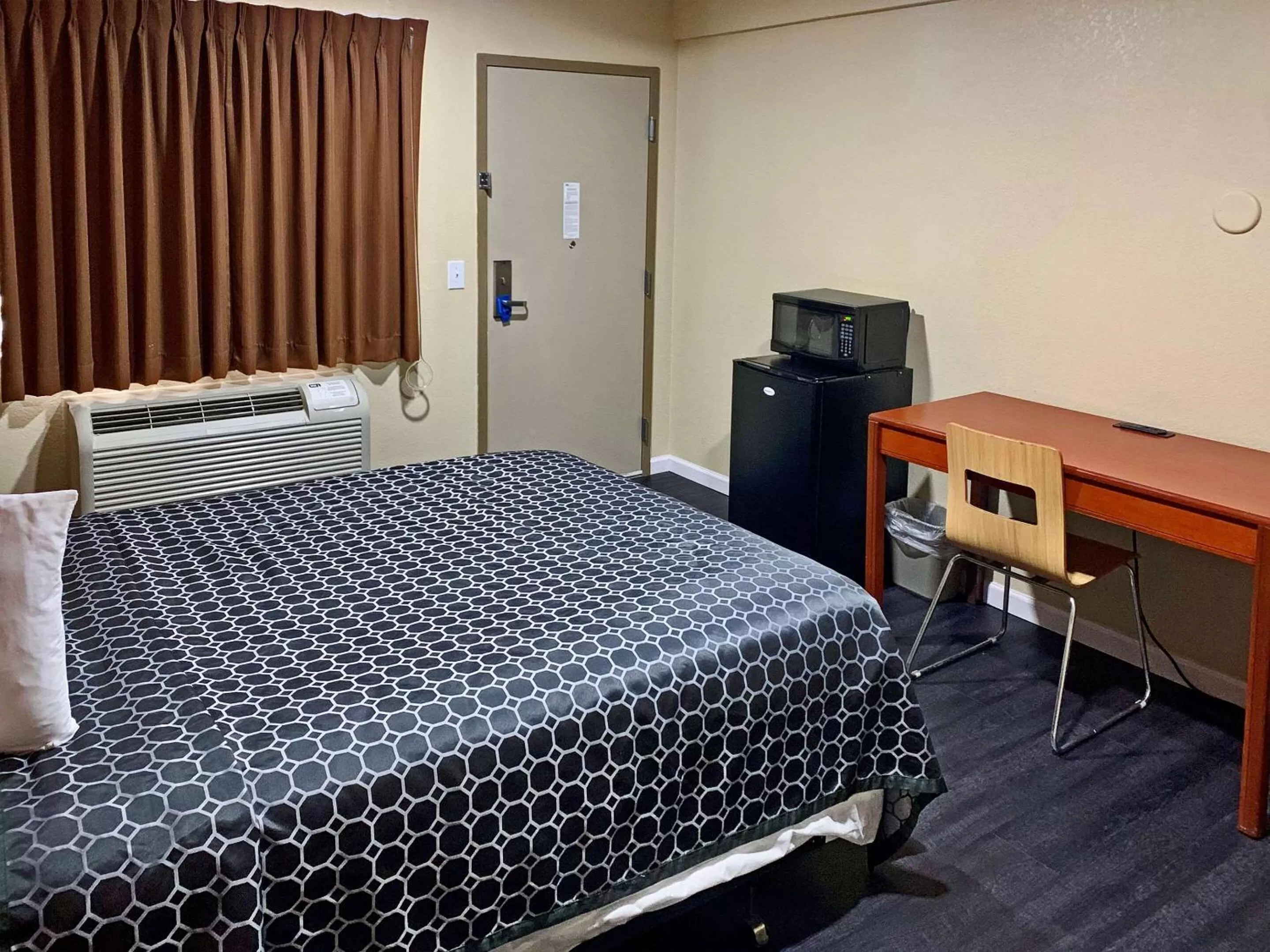 Bedroom in Rodeway Inn Sacramento-University Area