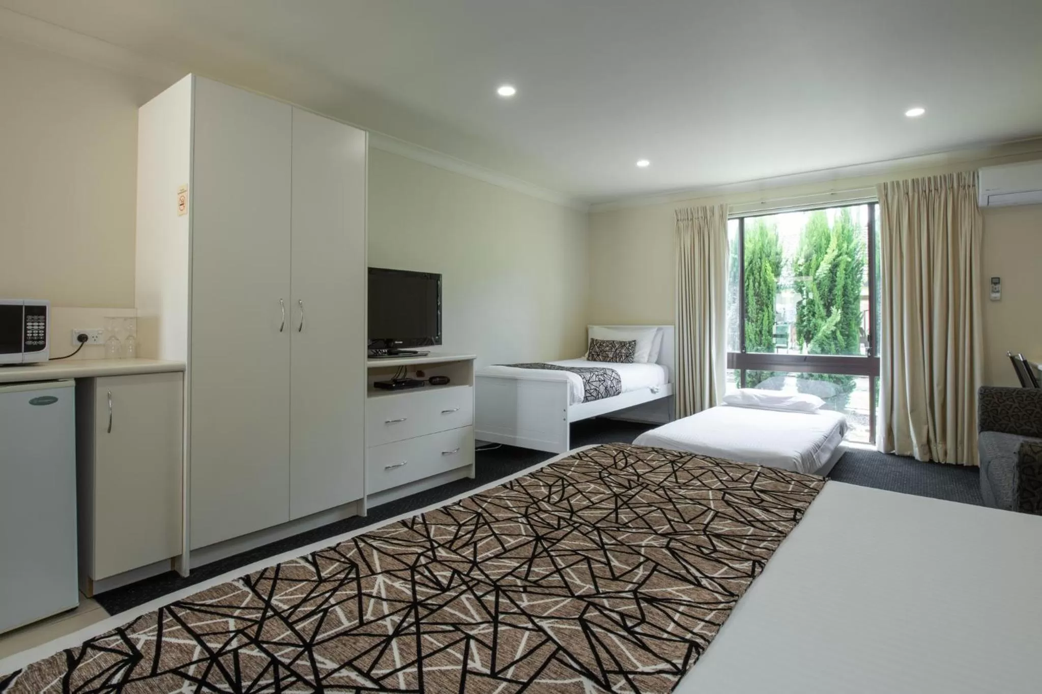 TV and multimedia, Bed in Zig Zag Motel & Apartments