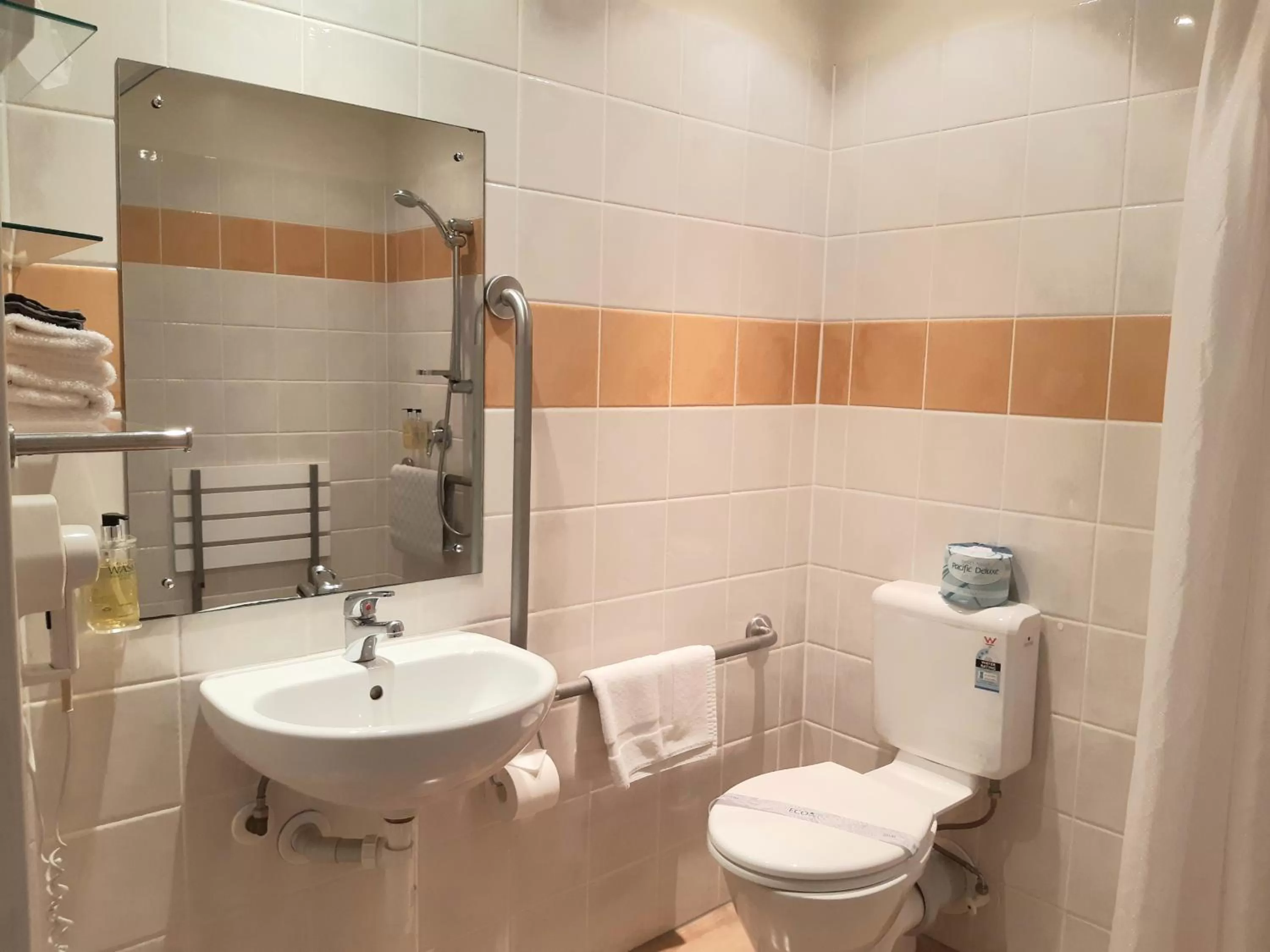 Shower in Aristotles North Shore