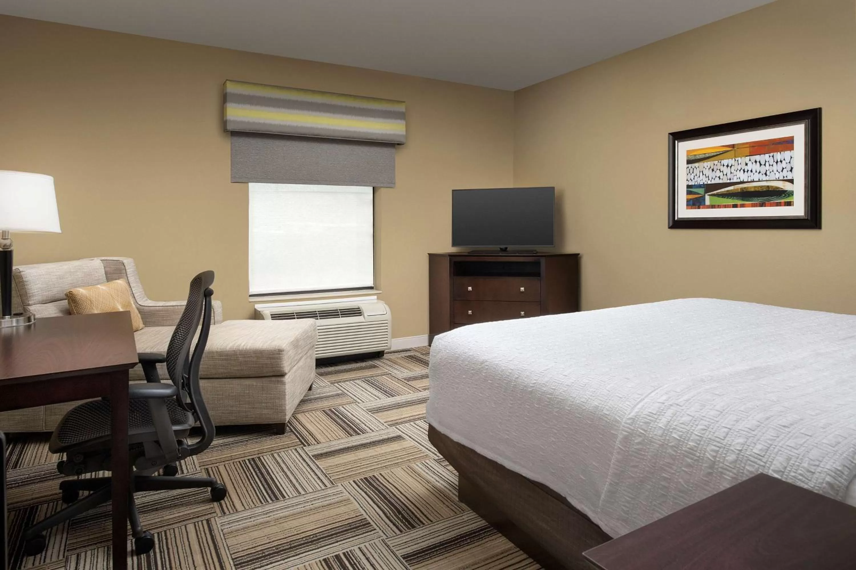 Bedroom, Bed in Hampton Inn Knoxville-East